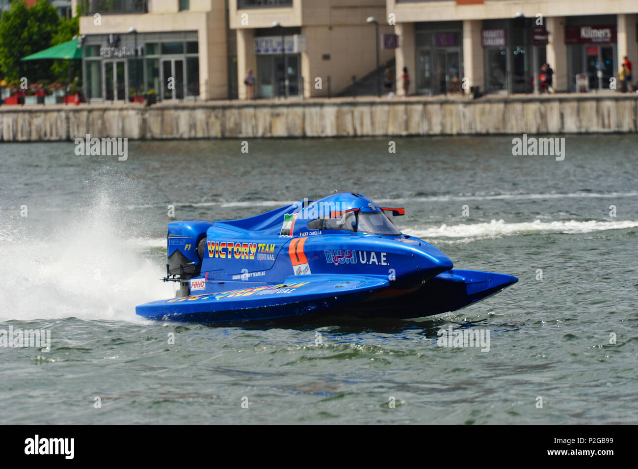 Londra, Regno Unito. 15 GIU, 2018. Alex Carella (ITA, la vittoria del team Racing) in una Formula 1 powerboat sessione di prove libere durante l'UIM F1H2O campionato del mondo, Royal Victoria Dock. L'unità di comando UIM F1H2O Campionato del Mondo è una serie di international Corse Powerboat eventi, dotate di racchiuso il cockpit, catamarani che gara attorno ad un circuito di costiera di circa 2km a velocità fino a 136km/h/220km/h. Credito: Michael Preston/Alamy Live News Foto Stock