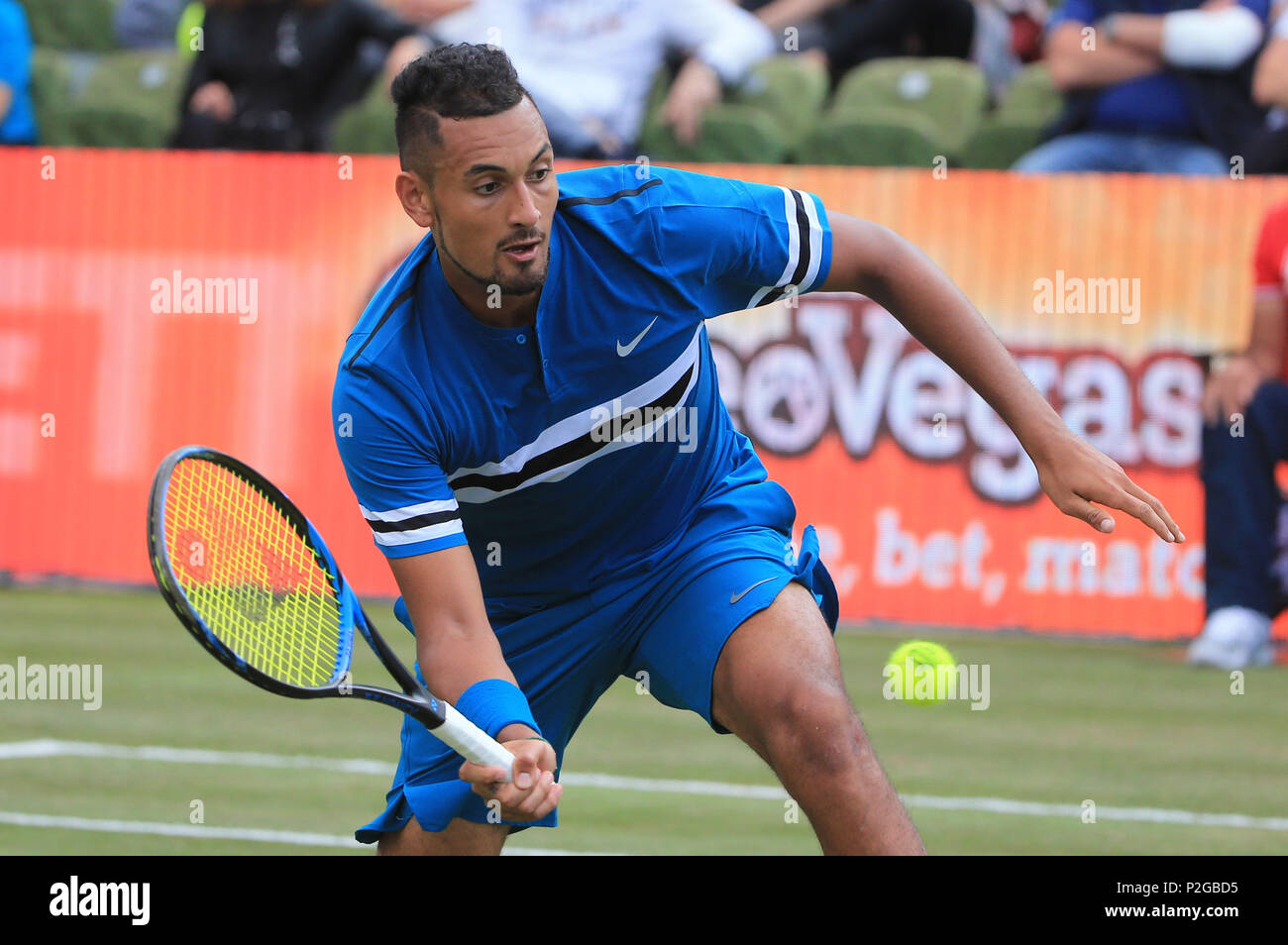 Stuttgart, Germania. Il 15 giugno, 2018. Nick Kyrgios dell Australia restituisce un colpo durante i quarti con Feliciano Lopez di Spagna presso l'ATP Mercedes Cup il torneo di tennis di Stoccarda, Germania, il 15 giugno 2018. Nick Kyrgios ha vinto 2-1. Credito: Philippe Ruiz/Xinhua/Alamy Live News Foto Stock