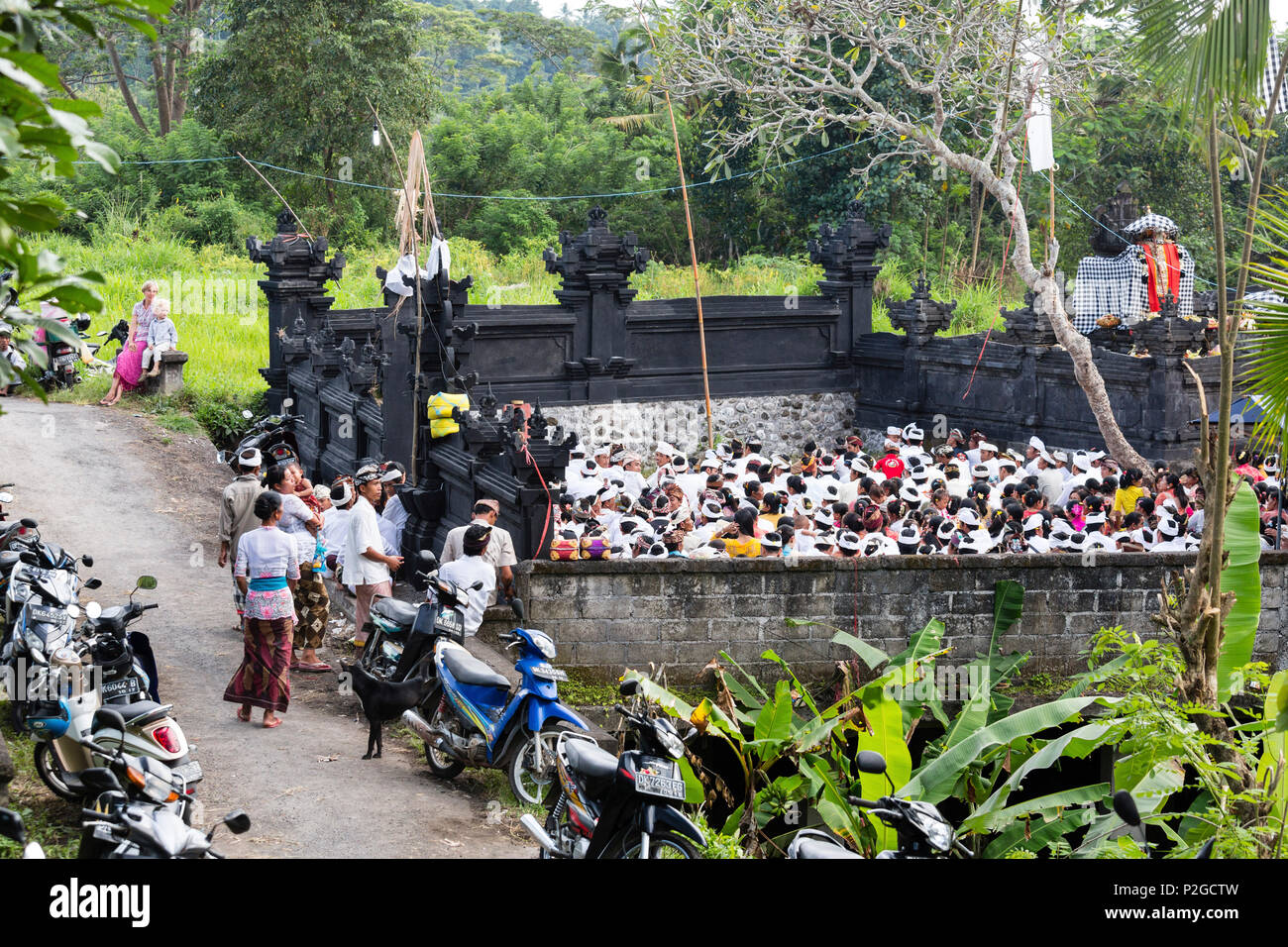 Popolo Balinese a Odalan Festival tempio, Iseh, Sidemen, Karangasem, Bali, Indonesia Foto Stock