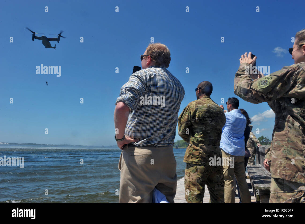 I membri del Senato Air Force Caucus delegazione congressuale parlare con Air Force speciale comando funzionamento personale durante una visita al campo di Hurlburt Fla., Sett. 9, 2016. Lo scopo della visita era quello di creare un'opportunità per coloro che lavorano in Senato per vedere come funziona AFSOC. (U.S. Air Force photo by Staff Sgt. Kentavist P. Brackin) Foto Stock