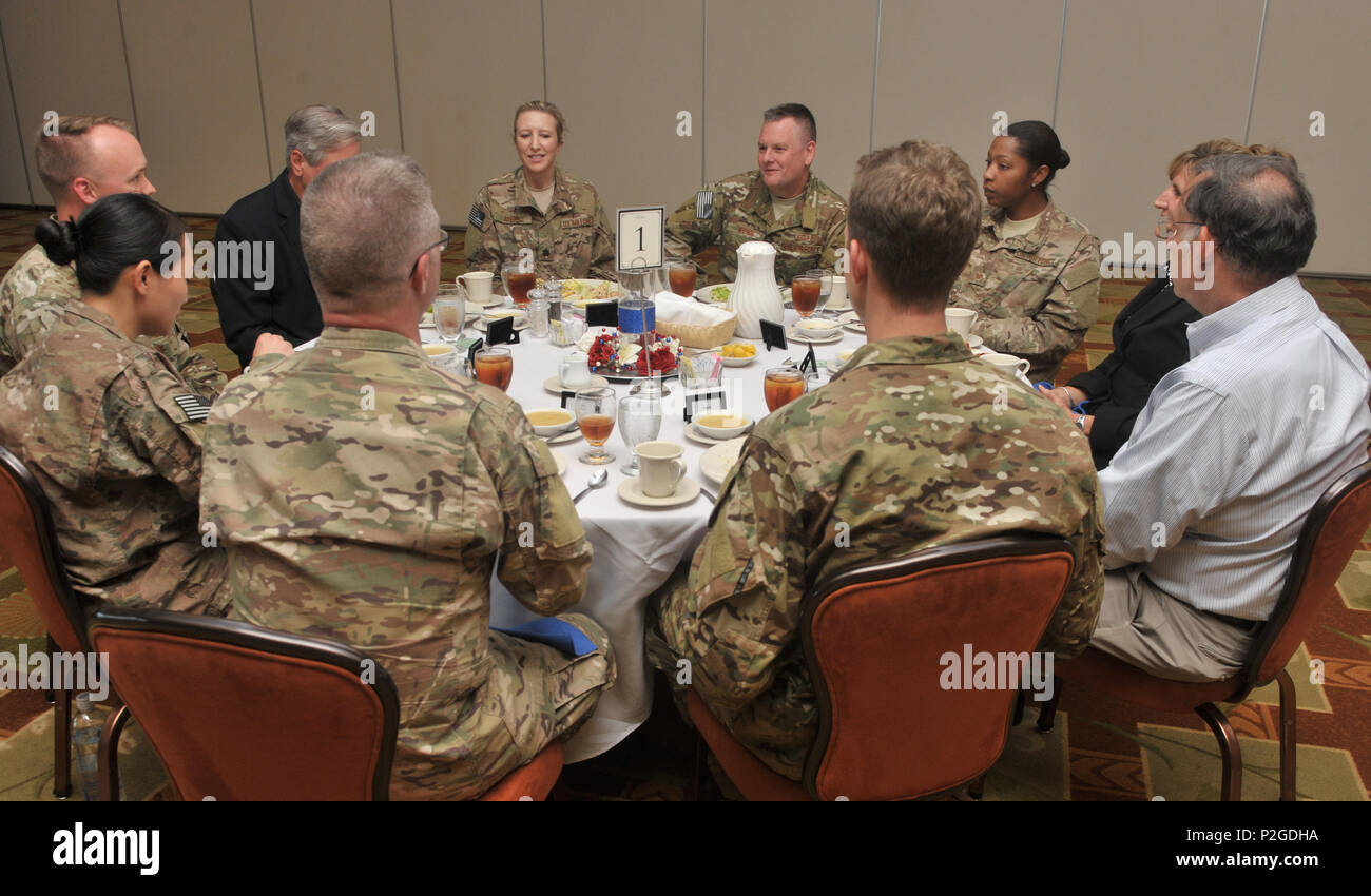 I membri del Senato Air Force Caucus delegazione congressuale parlare con Air Force speciale comando funzionamento personale durante una visita al campo di Hurlburt Fla., Sett. 9, 2016. Lo scopo della visita era quello di creare un'opportunità per coloro che lavorano in Senato per vedere come funziona AFSOC. (U.S. Air Force photo by Staff Sgt. Kentavist P. Brackin) Foto Stock