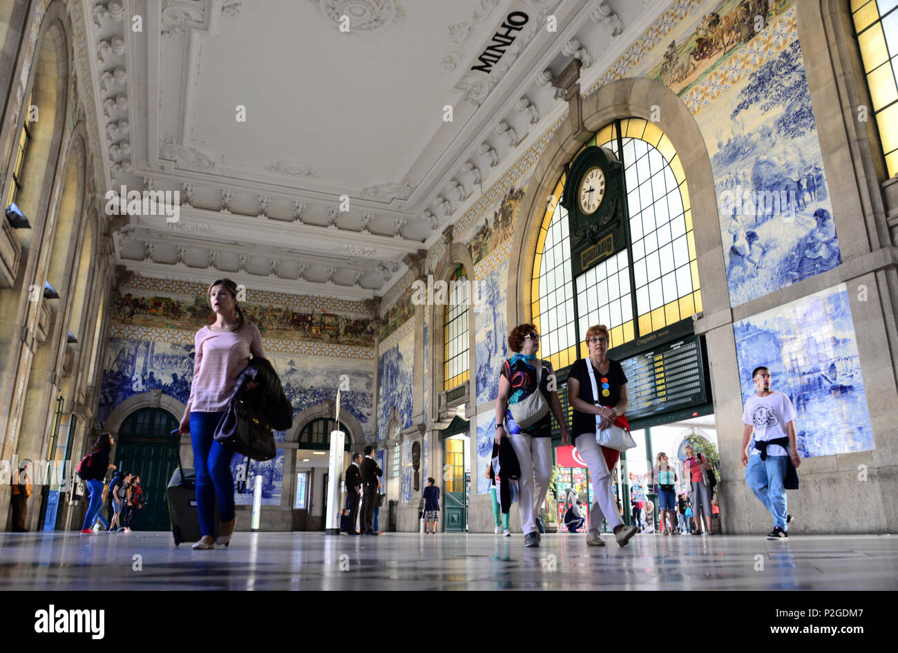 Alla stazione ferroviaria di Sao Bento, Porto, Portogallo Foto Stock