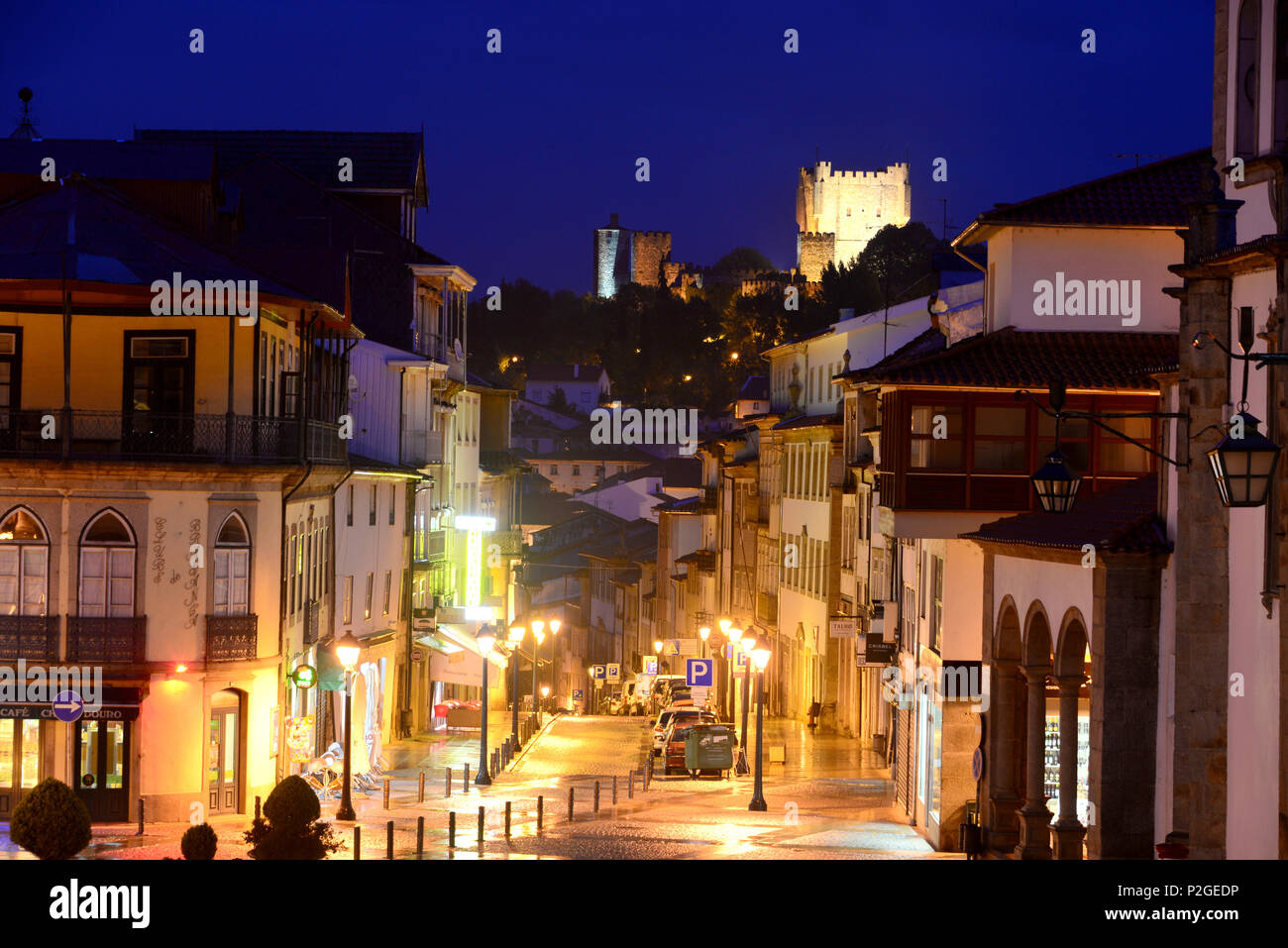 Nel centro storico della città con vista a Castelo, Braganca, Tras-os-Montes, Northeast-Portugal, Portogallo Foto Stock