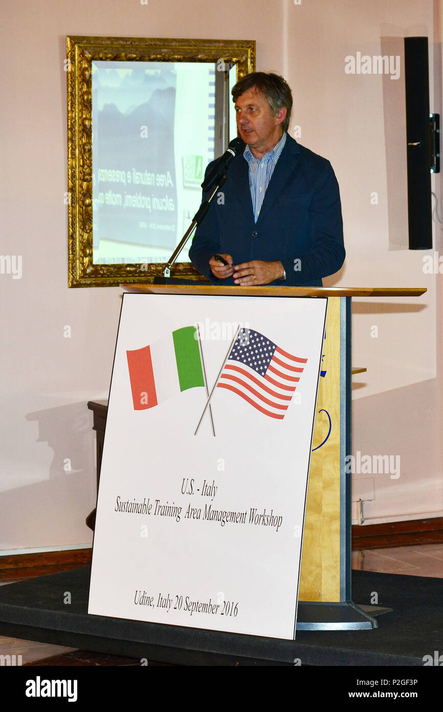 Dott. Pierpaolo Zanchetta, dal Dipartimento di Protezione Ambientale della Regione Friuli Venezia Giulia, indirizzi membri dell'esercito degli Stati Uniti, l'esercito italiano, le autorità italiane e civili italiani dal XII Infrastructure Command, sullo sviluppo sostenibile Area formazione programmi di gestione, a Udine, Italia, 20 Sett. 2016. (U.S. Esercito foto di Visual Information Specialist Paolo Bovo/rilasciato) Foto Stock