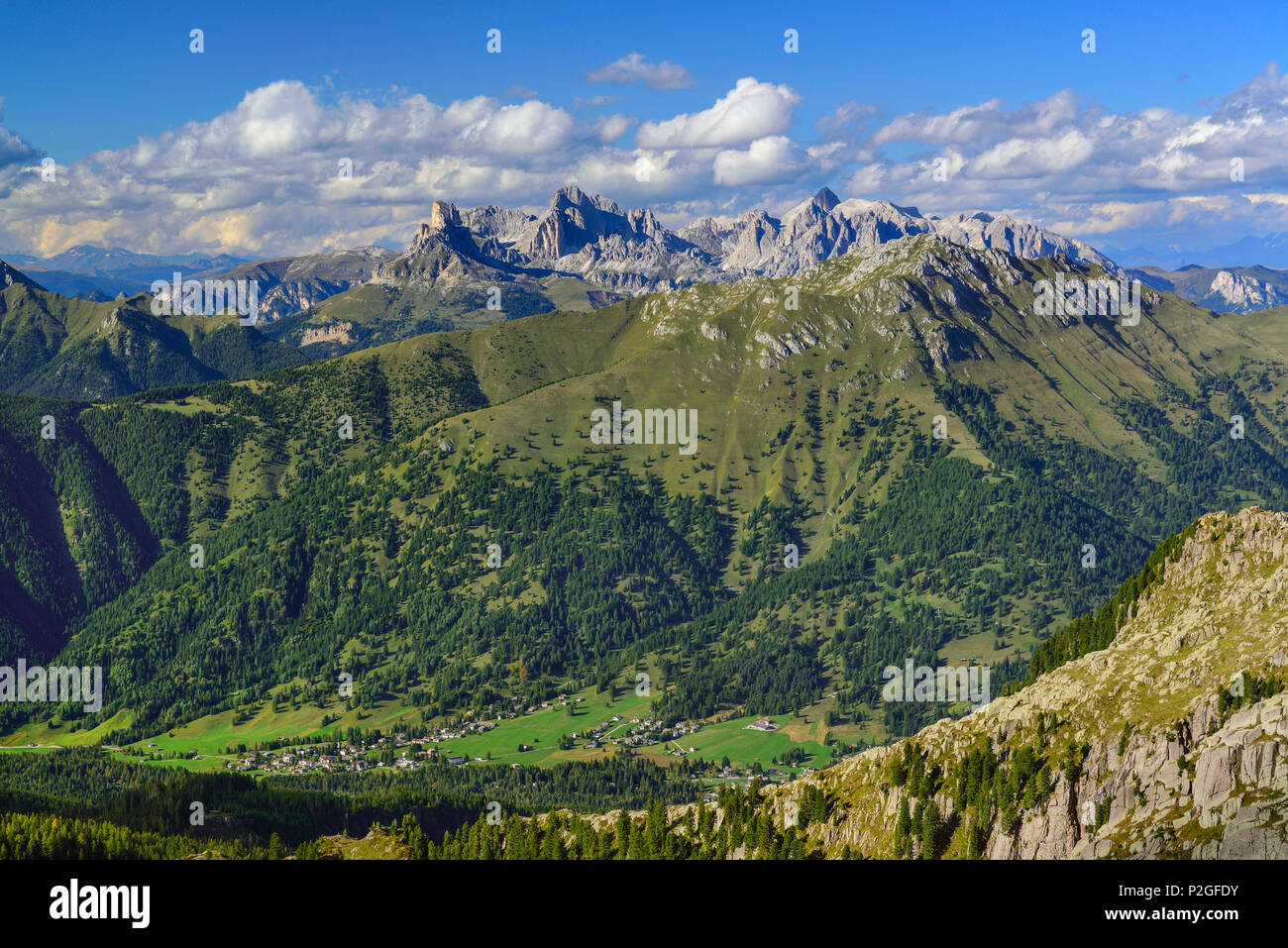 Vista dal Lagorai a Bellamonte con gamma Rosengarten in background, Trans-Lagorai, Lagorai, Dolomiti, patrimonio mondiale Heri Foto Stock