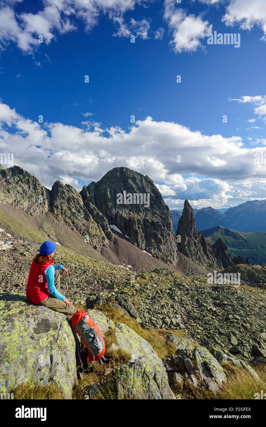 Donna che guarda verso la cresta con campanile di Cece, la Cima di Cece, Trans-Lagorai, Lagorai, Dolomiti, patrimonio mondiale dell UNESCO Foto Stock