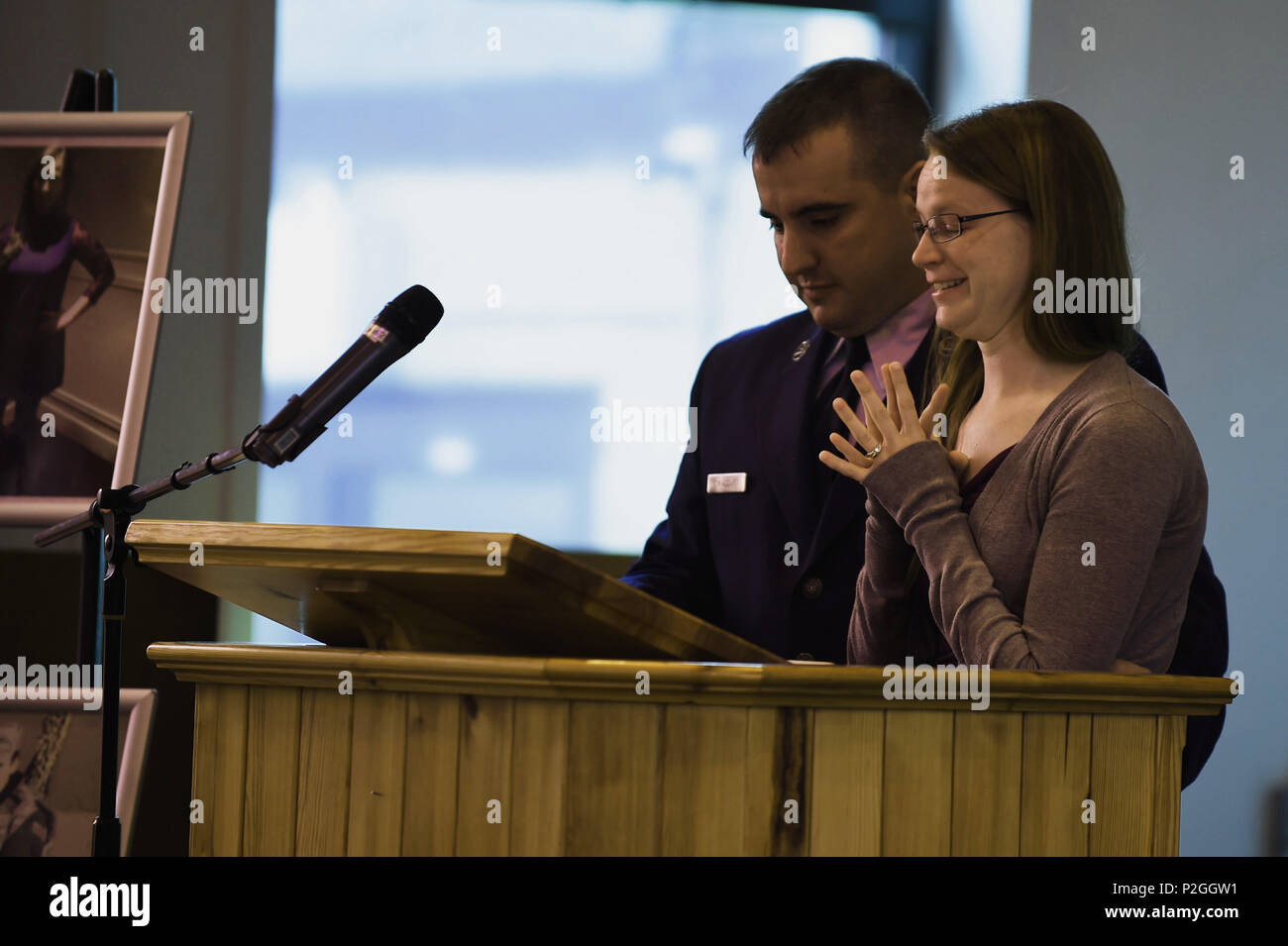 Stati Uniti Air Force Tech. Sgt. Charles Swaggart, 422forze di sicurezza noncommissioned squadrone ufficiale responsabile delle norme e delle valutazioni, parla al fianco di sua moglie, Tiffany, durante un memoriale di servizio per il personale Sgt. Janna meno, tenutosi presso la RAF Croughton, Regno Unito, cappella, Sett. 16, 2016. Swaggart detto meno era una gradita aggiunta alla loro famiglia e aveva fatto un positivo effetto duraturo sui suoi figli. (U.S. Air Force foto di Tech. Sgt. Jarad A. Denton/rilasciato) Foto Stock