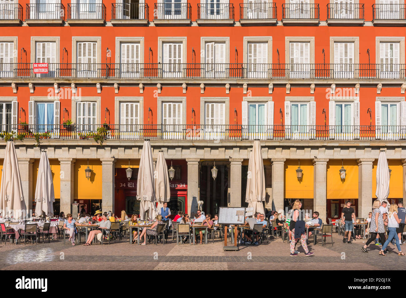 Plaza Mayor Madrid, con vista sulle persone che si rilassano ai tavoli da terrazza all'esterno dei bar nella piazza principale di Madrid - la 17 ° secolo Plaza Mayor, Spagna. Foto Stock