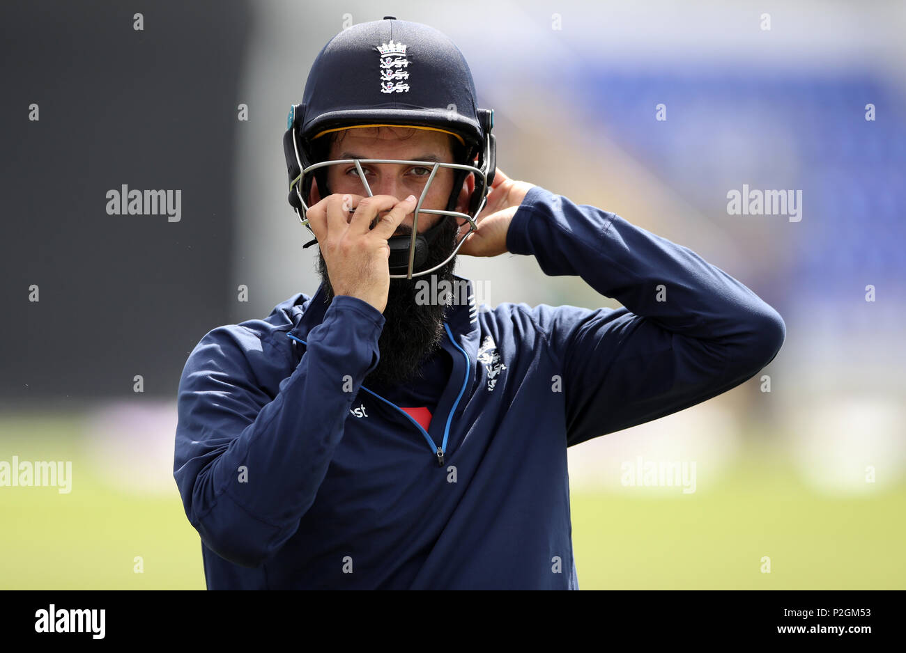 L'Inghilterra del Moeen Ali durante la sessione di reti a SSE SWALEC Stadium di Cardiff. Foto Stock