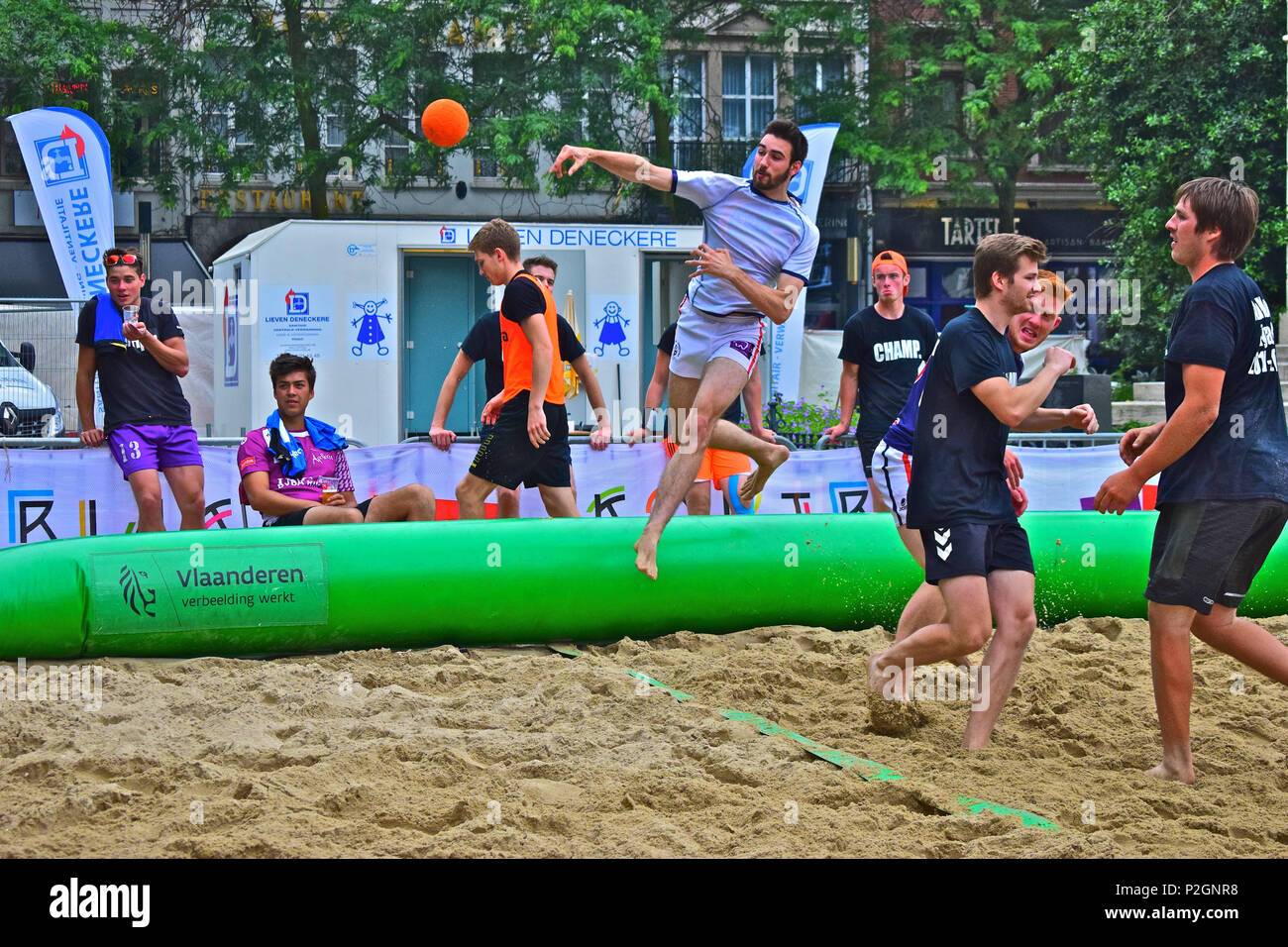 Azione dal locale mens softball concorso nel centro di Kortrijk, Belgio, UE Foto Stock