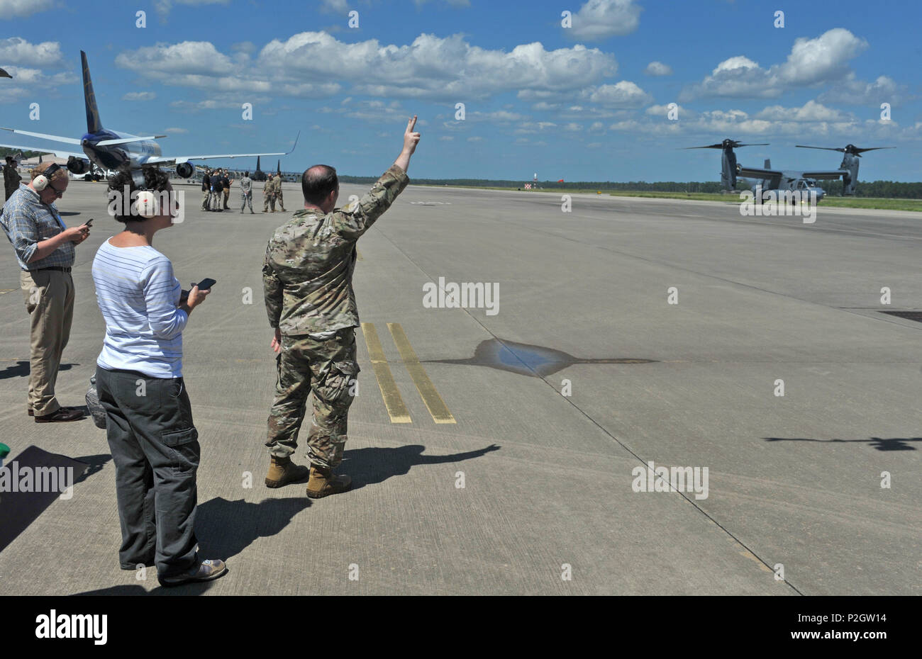 I membri del Senato Air Force Caucus delegazione congressuale parlare con Air Force speciale comando funzionamento personale durante una visita al campo di Hurlburt Fla., Sett. 9, 2016. Lo scopo della visita era quello di creare un'opportunità per coloro che lavorano in Senato per vedere come funziona AFSOC. (U.S. Air Force photo by Staff Sgt. Kentavist P. Brackin) Foto Stock