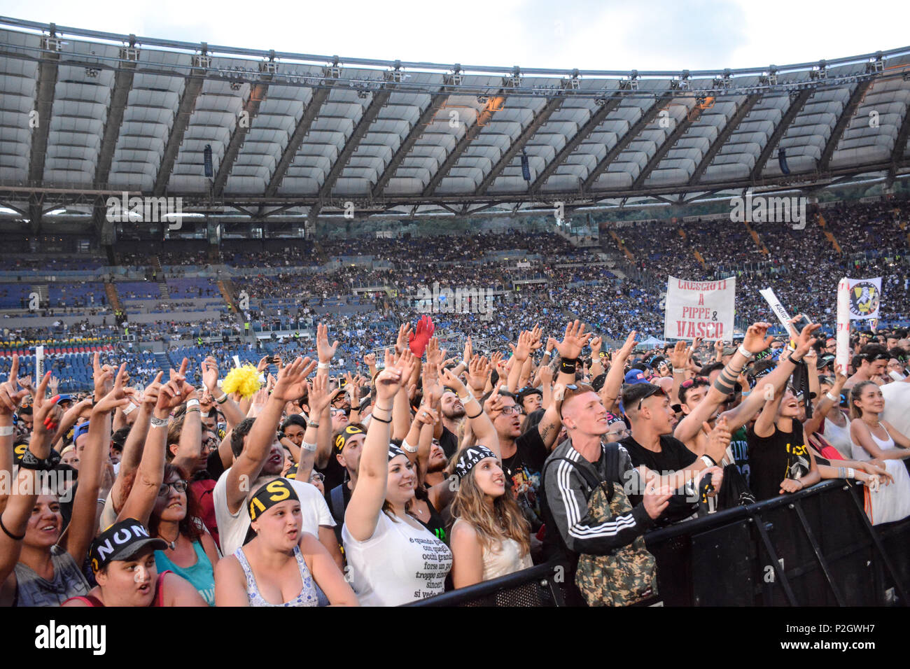 Vasco Rossi Fan durante "Vasco Non Stop Live 2018" allo Stadio Olimpico di  Roma, Italia Foto stock - Alamy