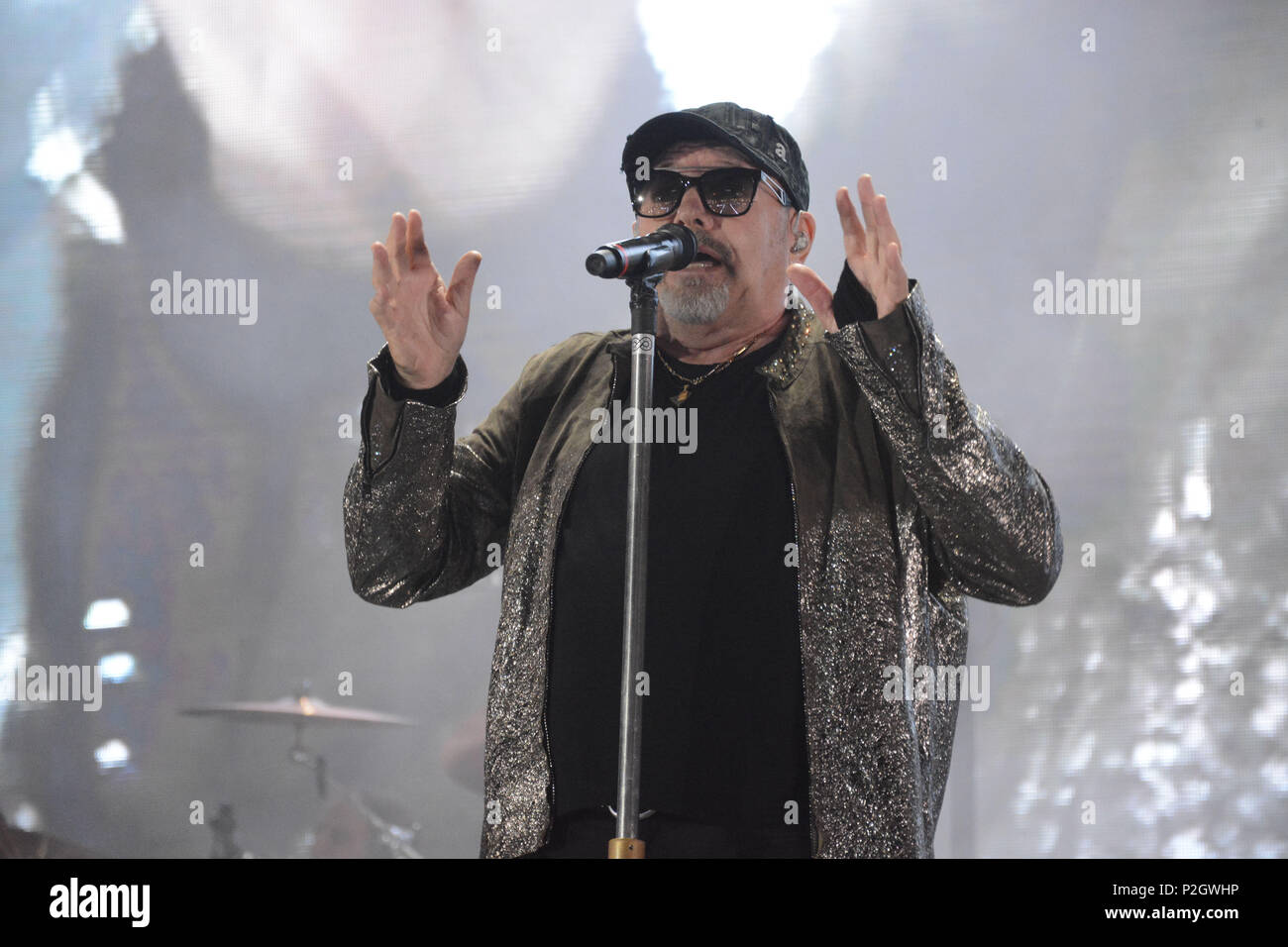 Vasco Rossi anche noto come Vasco o con il soprannome di Il Blasco, esecuzione dal vivo sul palco durante il suo tour 'Vasco Non Stop Live 2018" presso lo Stadio Olimpico. Foto Stock