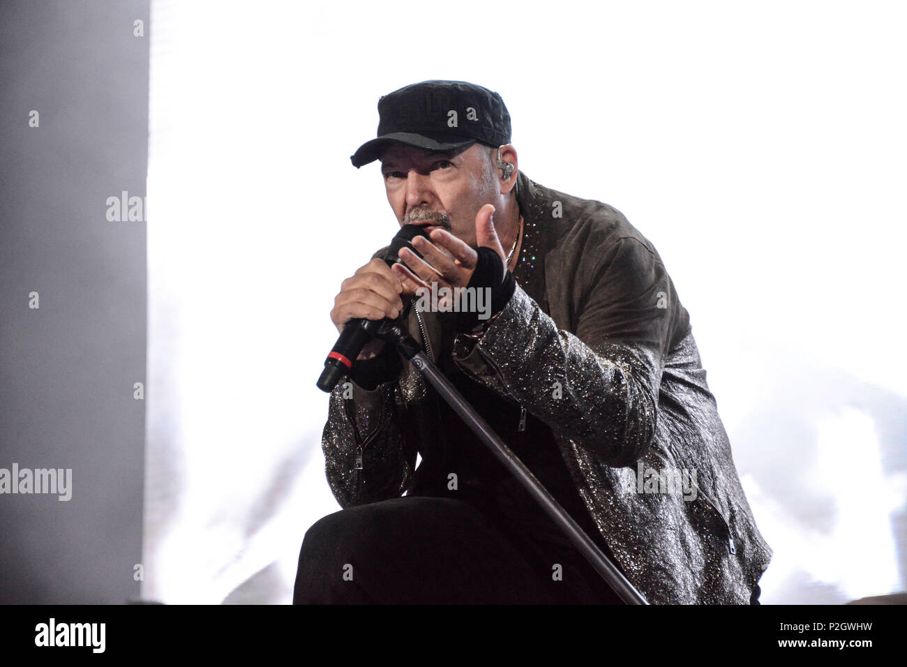 Vasco Rossi anche noto come Vasco o con il soprannome di Il Blasco, esecuzione dal vivo sul palco durante il suo tour 'Vasco Non Stop Live 2018" presso lo Stadio Olimpico. Foto Stock