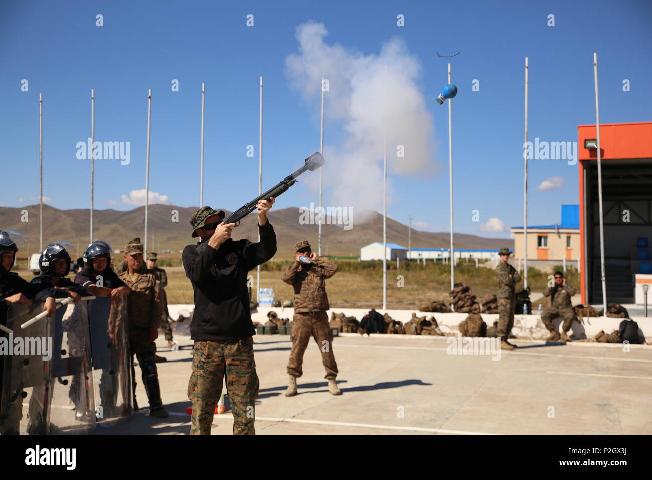 Stati Uniti Marine Sgt. Brant LaRue, una polizia militare Marine con la terza applicazione della legge battaglione, III Marine forza expeditionary, incendi una pratica granata da un Mossberg 500 fucile durante Non-Lethal Seminario Executive (NOLES) 2016 a cinque colline Area Formazione, Mongolia, Sett. 20, 2016. Il mongolo soldati e forze di polizia nazionali provato per la porzione finale del campo di formazione per esercizio NOLES con una sommossa situazione di controllo. Armi non letali sono progettati per inabilita attrezzature e personale mentre riducendo al minimo il numero di incidenti e di lesioni permanenti al personale, e indesiderati danni collaterali a propert Foto Stock