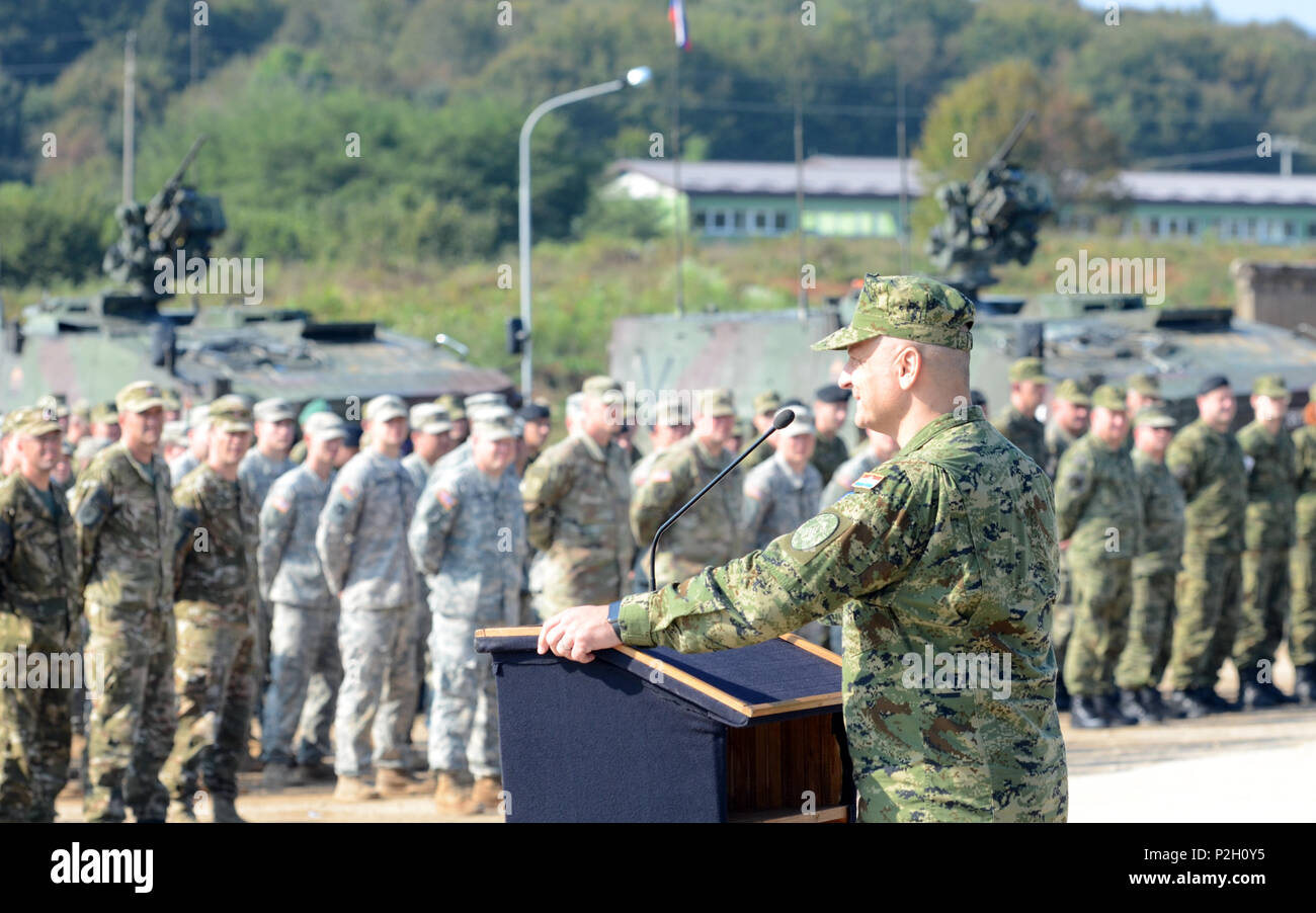 Vice comandante dell'Esercito Croato, Briga. Gen. Sinisa Jurkovic parla durante la risposta immediata 16 Cerimonia di chiusura, Sett. 22, 2016, tenutosi a Eugen Kvaternik area formazione in Slunj, Croazia. Risposta immediata 16 è una multinazionale, vigili del comando di livello esercizio post utilizzando computer-assisted simulazioni e formazione sul campo degli esercizi a cavallo di due paesi, la Croazia e la Slovenia. Le esercitazioni e simulazioni sono costruite su una decisa azione scenario di base e sono progettati per migliorare la stabilità regionale, rafforzare alleati e partner nazione la capacità e migliorare l'interoperabilità amon Foto Stock