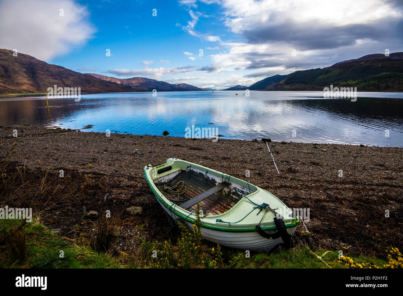 Visualizza in basso bella Loch Linnhe da Corran nelle Highlands della Scozia Foto Stock