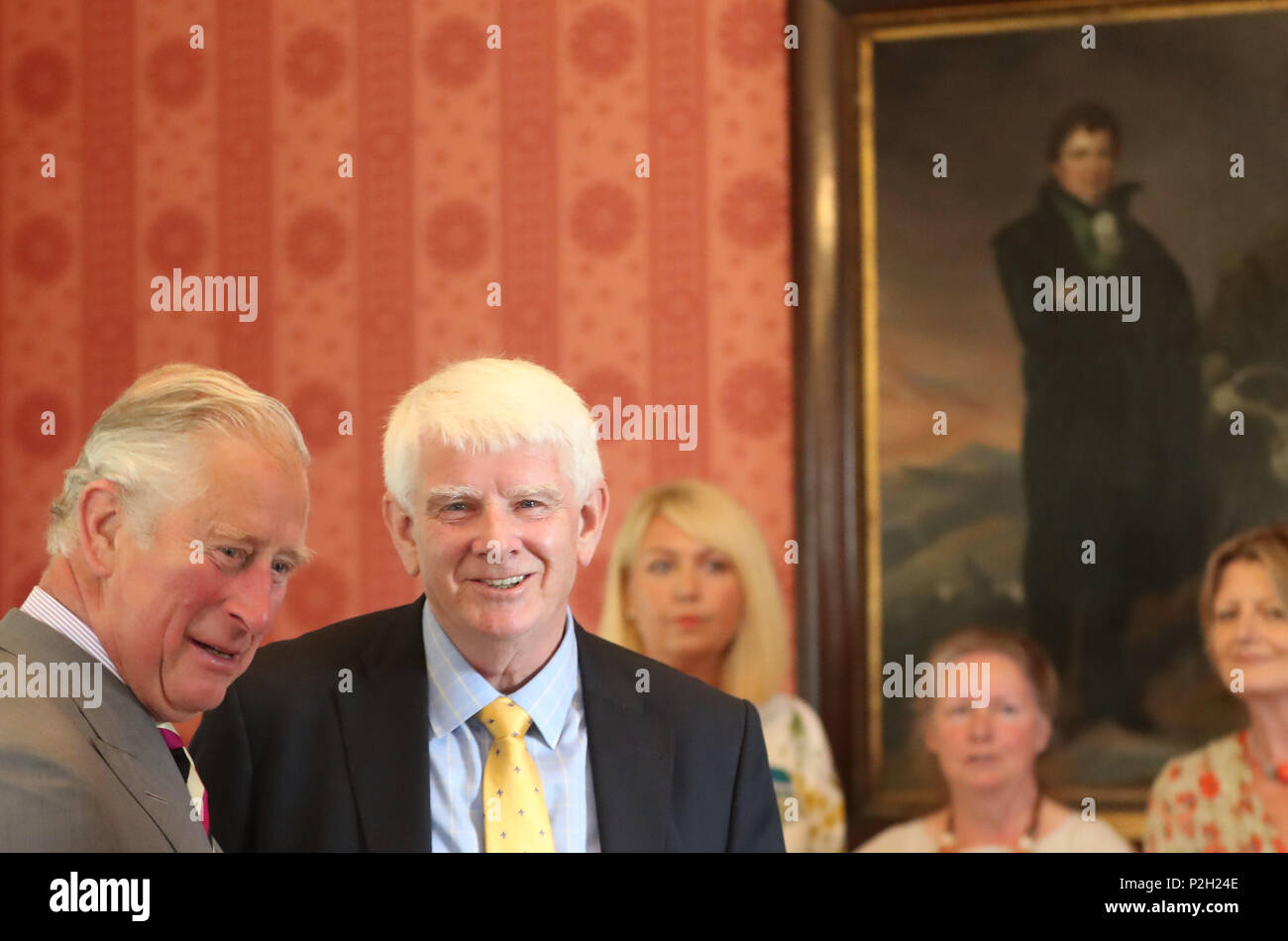 Il Principe di Galles (sinistra) incontra John O'Connell durante una visita per il Derrynane House di Co Kerry come parte del suo tour della Repubblica di Irlanda. La casa era la casa ancestrale di Daniel O'Connell (visto nel dipinto in background), John's grande grande nonno. Foto Stock