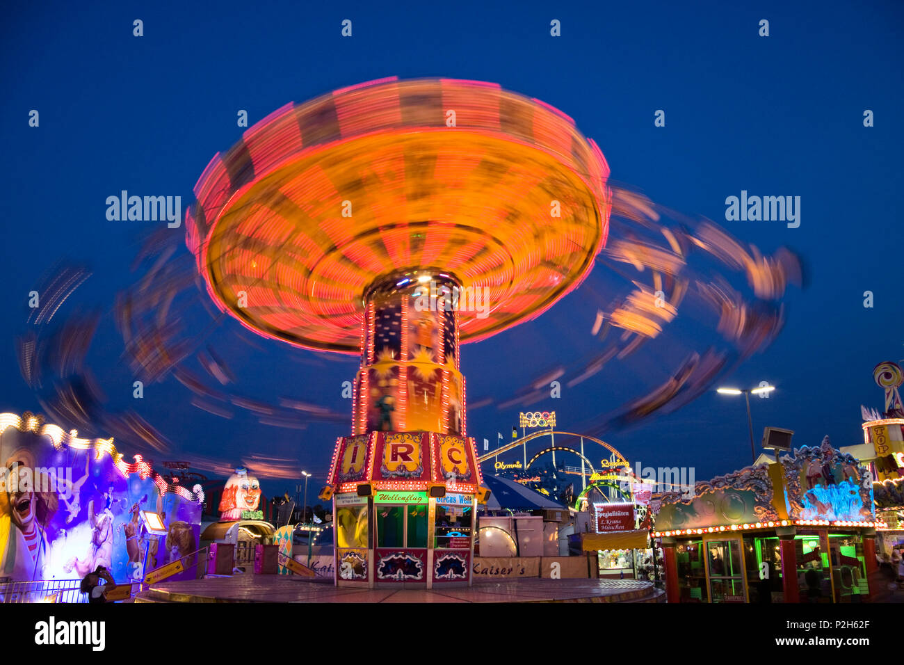 Giostra su Oktoberfest al crepuscolo, Monaco di Baviera, Germania Foto Stock