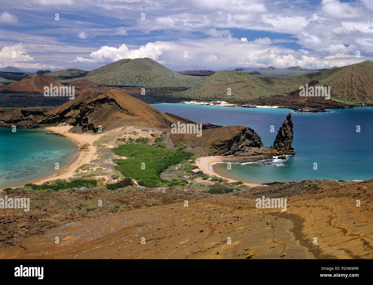 Bartolome Isola con Pinacle Rock e James Island in background, Isole Galapagos, Ecuador, Sud America Foto Stock