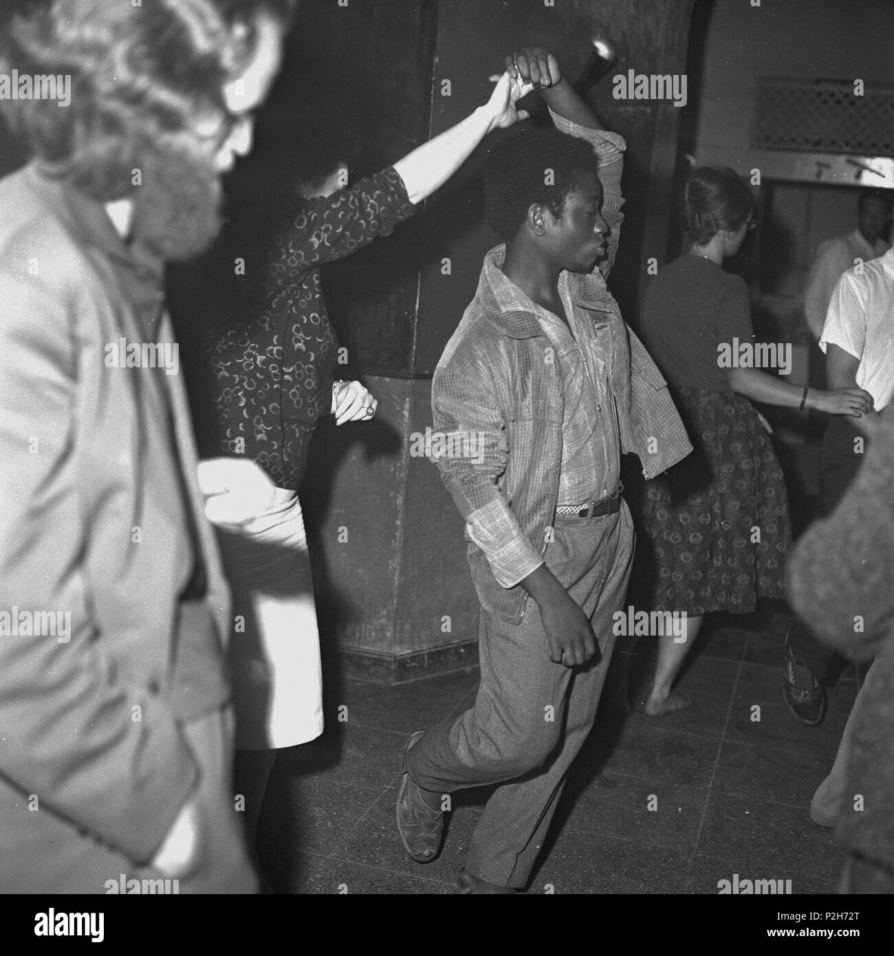 Sala Jamboree. Gente bailando. Barcellona, principios de los años 60. Foto Stock