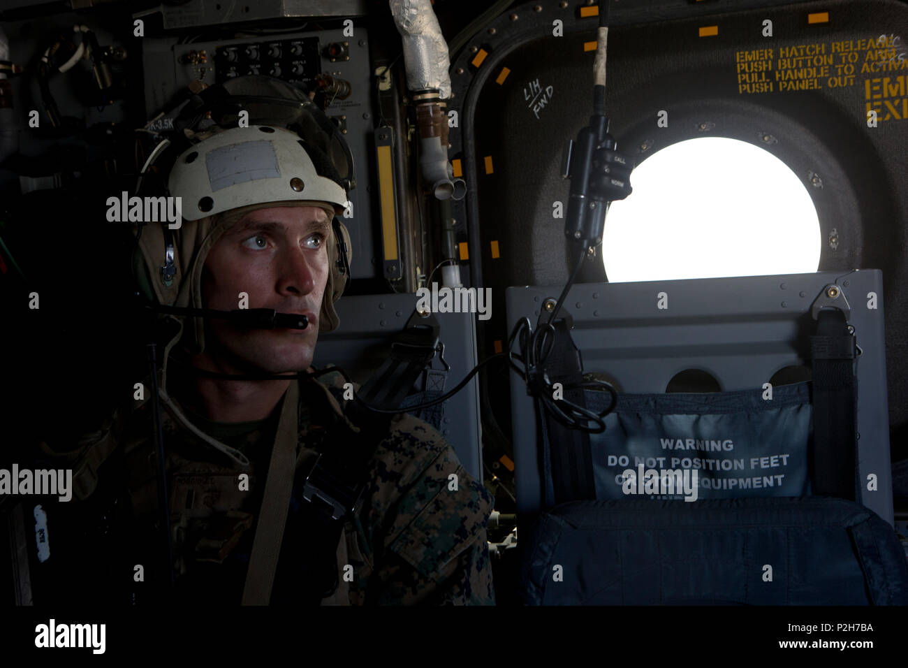 Un ufficiale della Marina comunica con un pilota MV-22B Osprey durante l'esercitazione Talon Reach vicino a Yuma, Arizona. Questo addestramento espone gli studenti del corso degli ufficiali di fanteria alla pianificazione e all'esecuzione della Task Force aerea-terrestre della Marina, comprese le operazioni di evacuazione non combattente a lungo raggio, le attività del centro operazioni di comando, i test delle comunicazioni e il coordinamento con gli istruttori MAWTS-1. Foto Stock