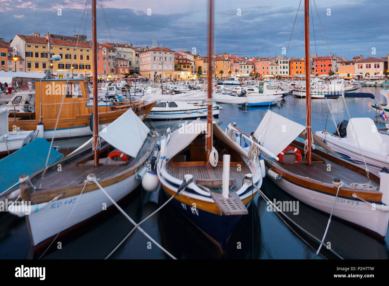 Rovigno in porto la sera, Istria, Croazia Foto Stock