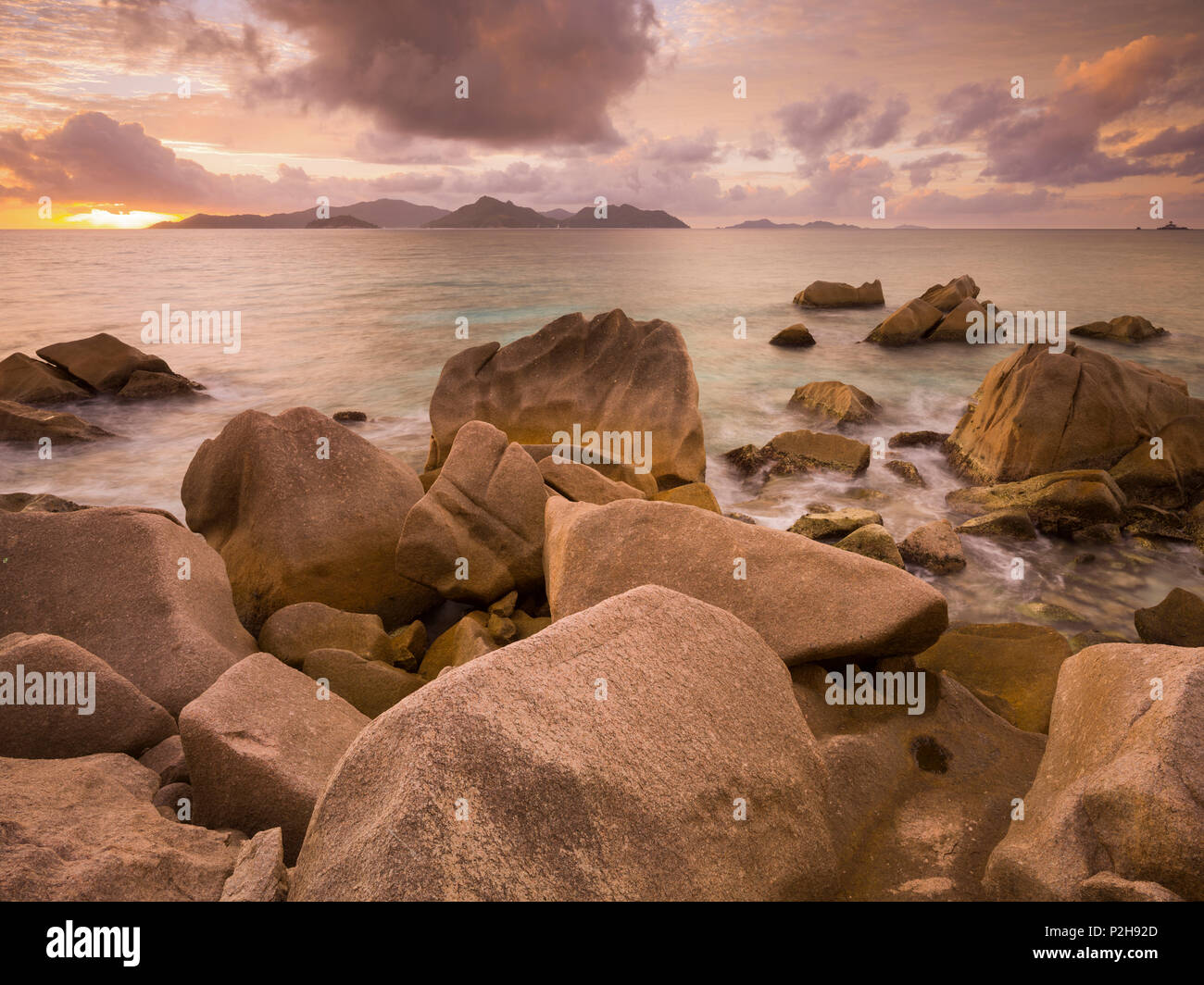 Costa rocciosa al crepuscolo, Anse Patates, La Digue Island, Seicelle Foto Stock