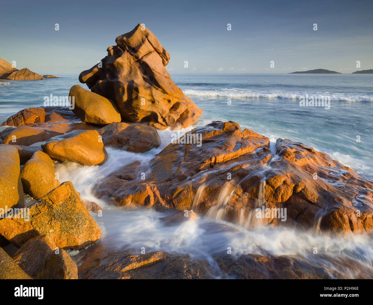 Rosso di rocce di granito ad Anse Gaulettes, La Digue Island, Seicelle Foto Stock