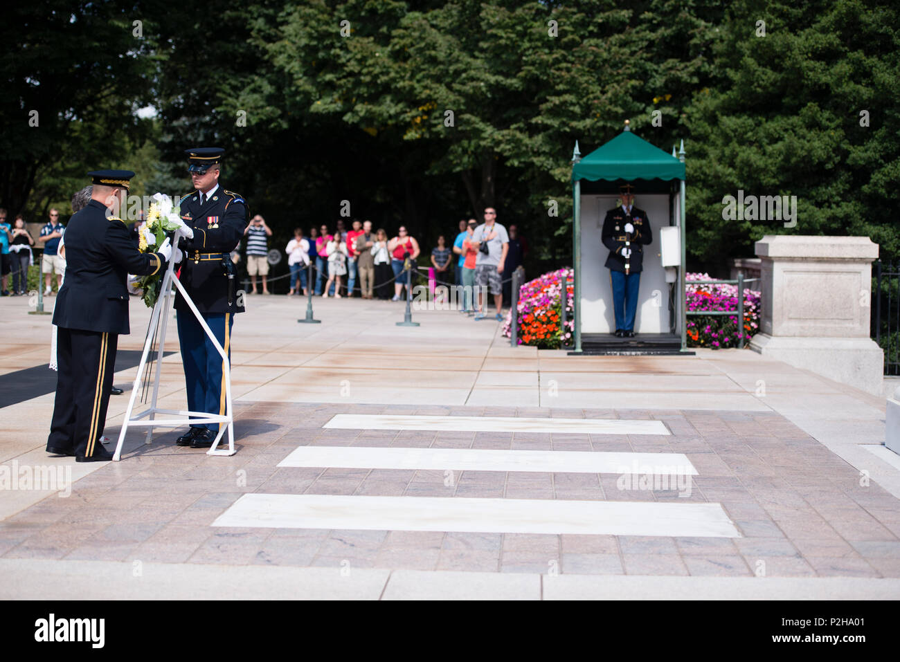 Gen. Mark A. Milley, 39th capo del personale dell'esercito e Candy Martin, il presidente americano Stella d'oro madri Inc., deporre una corona presso la tomba del Milite Ignoto in Al Cimitero Nazionale di Arlington, Sett. 25, 2016 in Arlington, Virginia la ghirlanda era prevista in onore dell'ottantesimo Stella d'Oro Giornata della madre. (U.S. Foto dell'esercito da Rachel Larue/Al Cimitero Nazionale di Arlington/rilasciato) Foto Stock