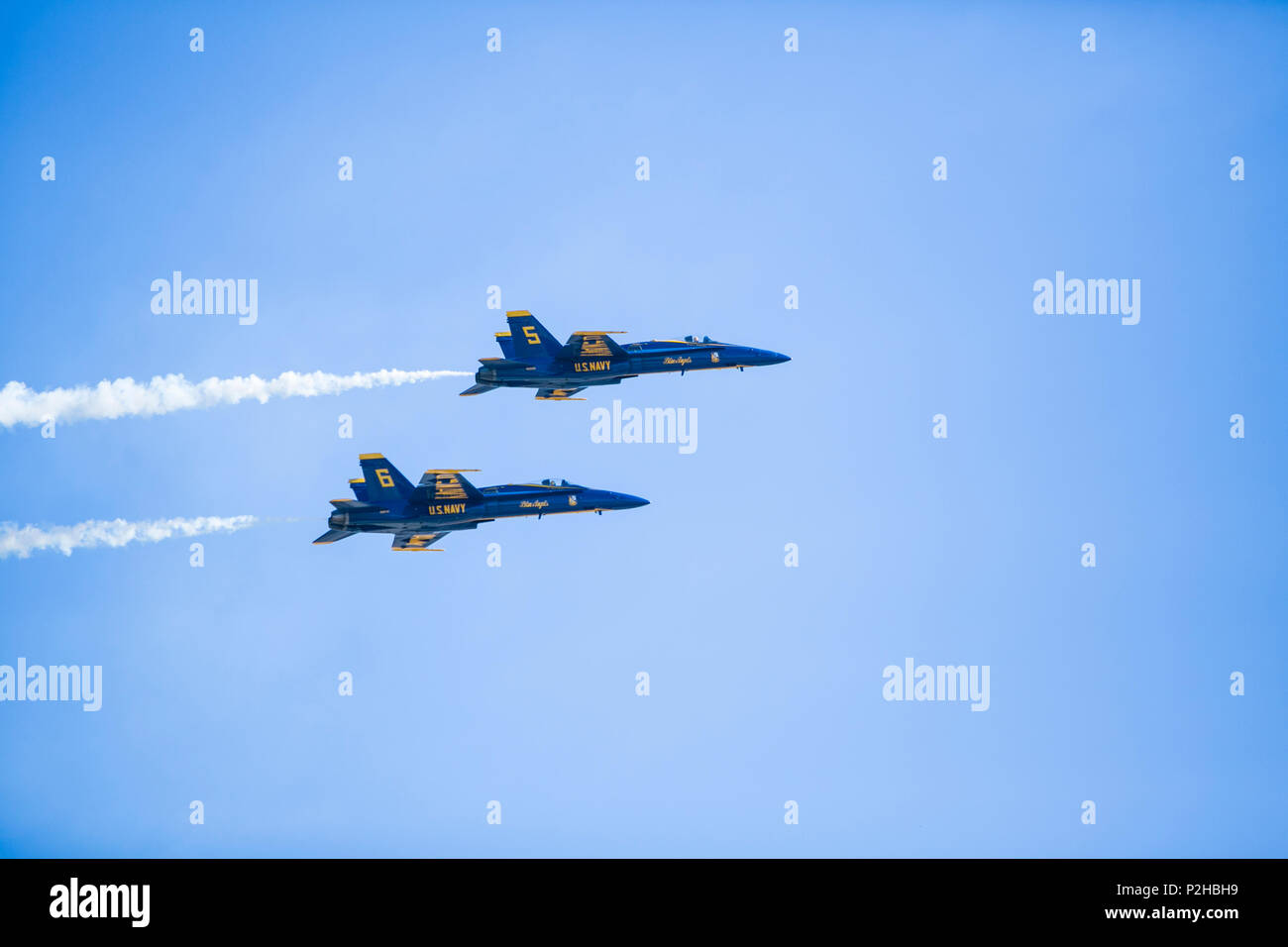 Due Stati Uniti Navy Blue Angels piloti eseguire acrobazia sincronizzati con i loro F/A-18 calabroni durante il 2016 Marine Corps Air Station (ICM) Miramar Air Show a MCAS Miramar, California, Sett. 24, 2016. Questo anno di air show riconosce 100 anni del Marine Corp componente di riserva. Più di 109,000 uomini e donne servono in Marine Corps' si riserva. (U.S. Marine Corps photo by Lance Cpl. Ariana Acosta/RILASCIATO) Foto Stock