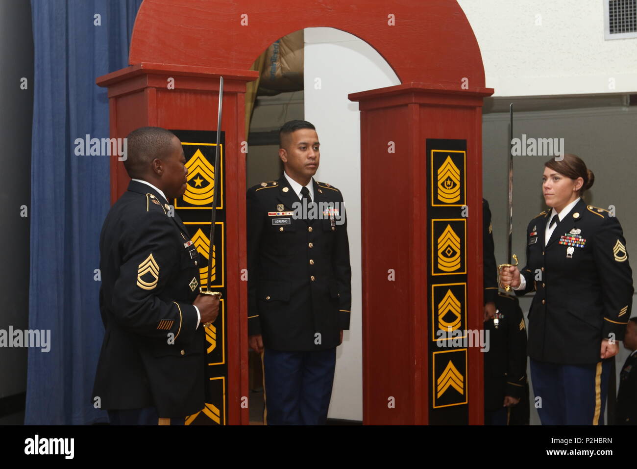 Sgt. Adriano passeggiate attraverso l'Arco di non ufficiale incaricato che simboleggia il suo divenire un non ufficiale incaricato durante il XXIII Battaglione chimico NCO cerimonia di induzione, Sep 13, Stanley Theatre a Camp Stanley. 26 soldati del Battaglione sono stati indotti, conducendo 'piedi di valori" e recitando i sottufficiali creed. Foto Stock