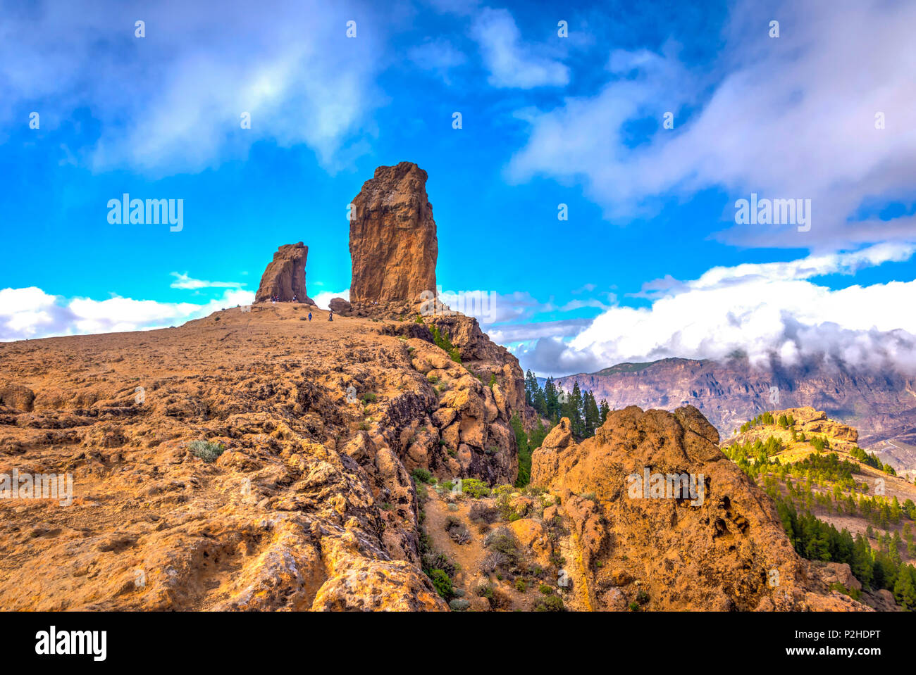 Roque Nublo nelle nuvole, il picco più alto dell'isola di Gran Canaria, Spagna Foto Stock