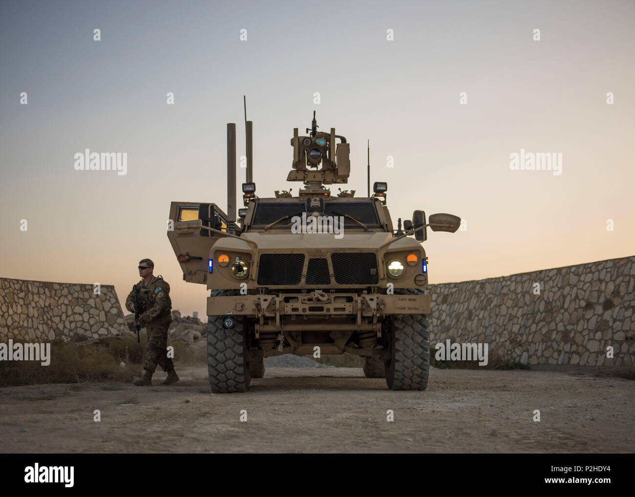 Senior Airman Michael Van Deusen, 455th Expeditionary forze di sicurezza Squadron rapido della forza di reazione, viene fuori di una miniera-resistente imboscata-protetto (MRAP) veicolo durante la pattuglia, Bagram Airfield, Afghanistan, Sett. 27, 2016. Libertà di sentinella, il follow-on di Enduring Freedom, è il costante sforzo degli Stati Uniti per treno, consigliare e assistere le forze di sicurezza afgane nonché condurre la lotta contro il terrorismo le operazioni in Afghanistan. (U.S. Air Force foto di Senior Airman Justyn M. Freeman) Foto Stock