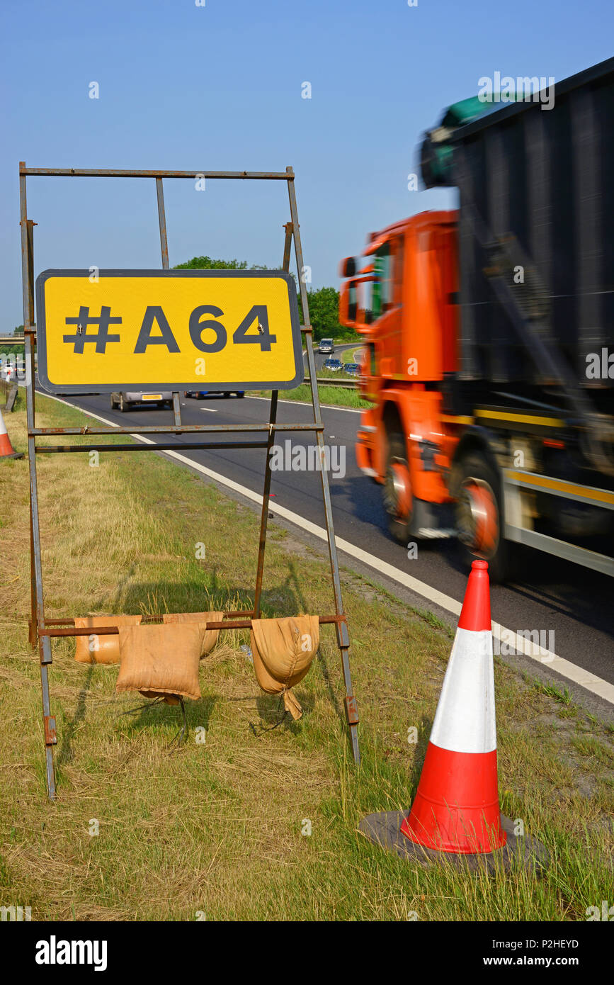 # A64 cartello stradale per informazioni sui social media su lavori stradali York Regno Unito Foto Stock