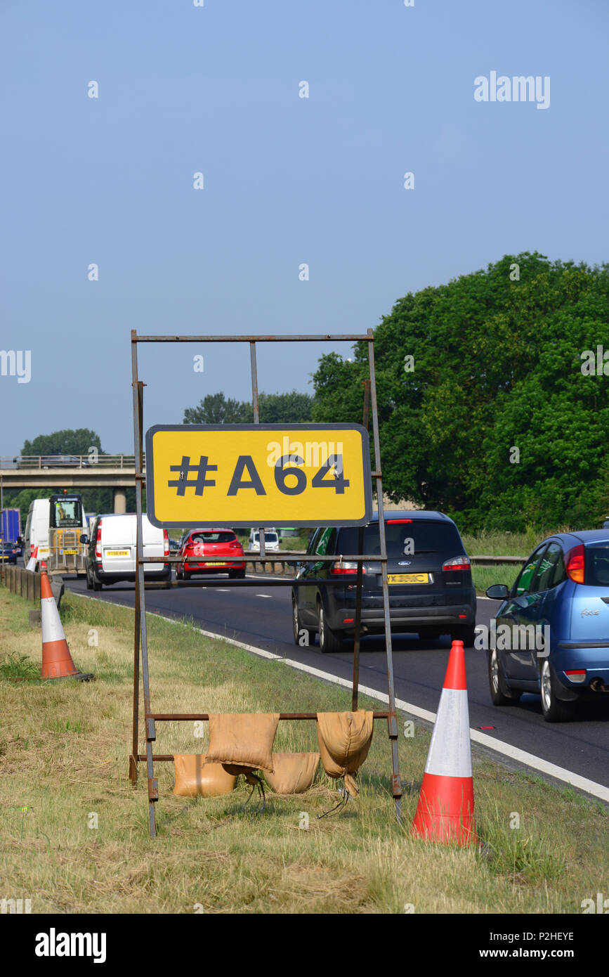 # A64 cartello stradale per informazioni sui social media su lavori stradali York Regno Unito Foto Stock