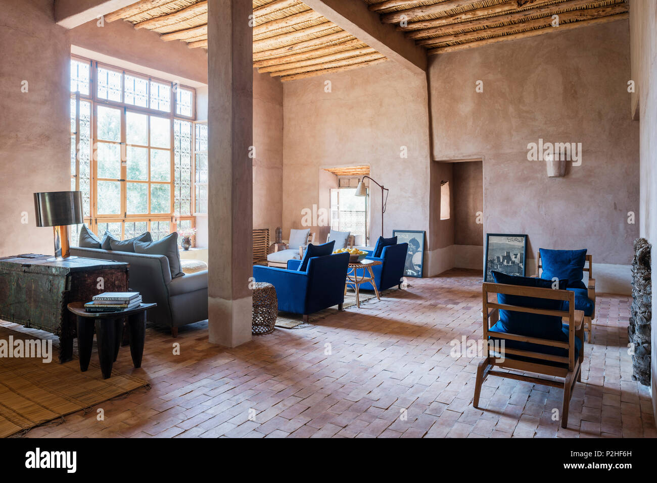 Moucharabieh finestra nel soggiorno / salone con soffitto in legno e pavimento in terracotta. La lampada è da designer Jacques Adnet Foto Stock