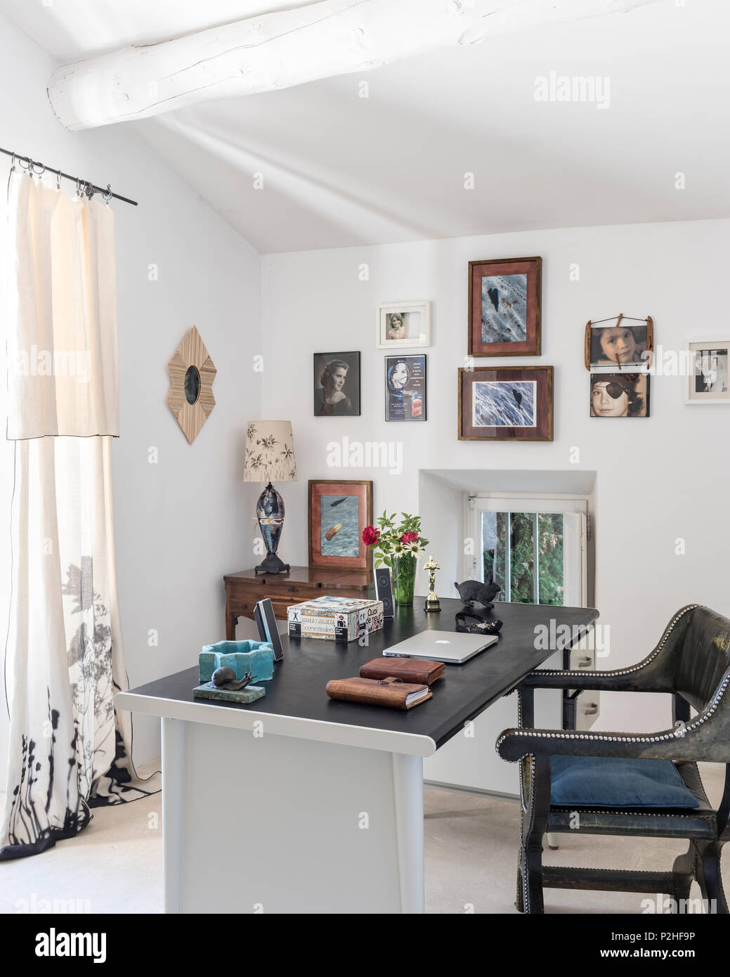 Incorniciato ritratti con scrivania e sedia nel XVIII secolo Luberon home. Foto Stock