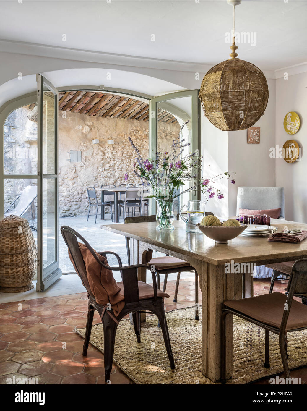 Ombra pendente al di sopra di un tavolo da pranzo con vista esterno nel XVIII secolo Luberon home. Foto Stock