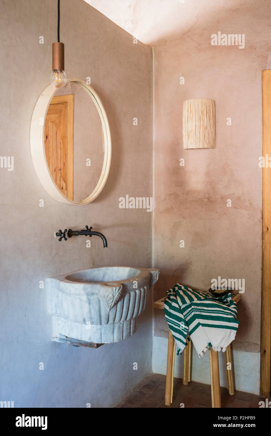 Lavabo in pietra in stile berbero bagno con pavimento in terracotta Foto Stock