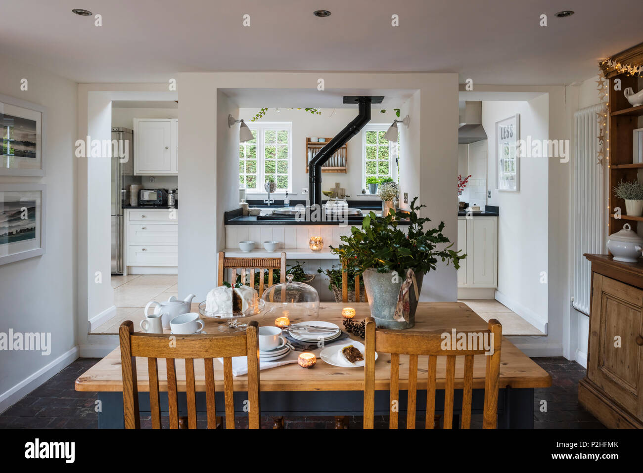 Rustiche e cucina contemporanea e area da pranzo in cottage di campagna. Foto Stock