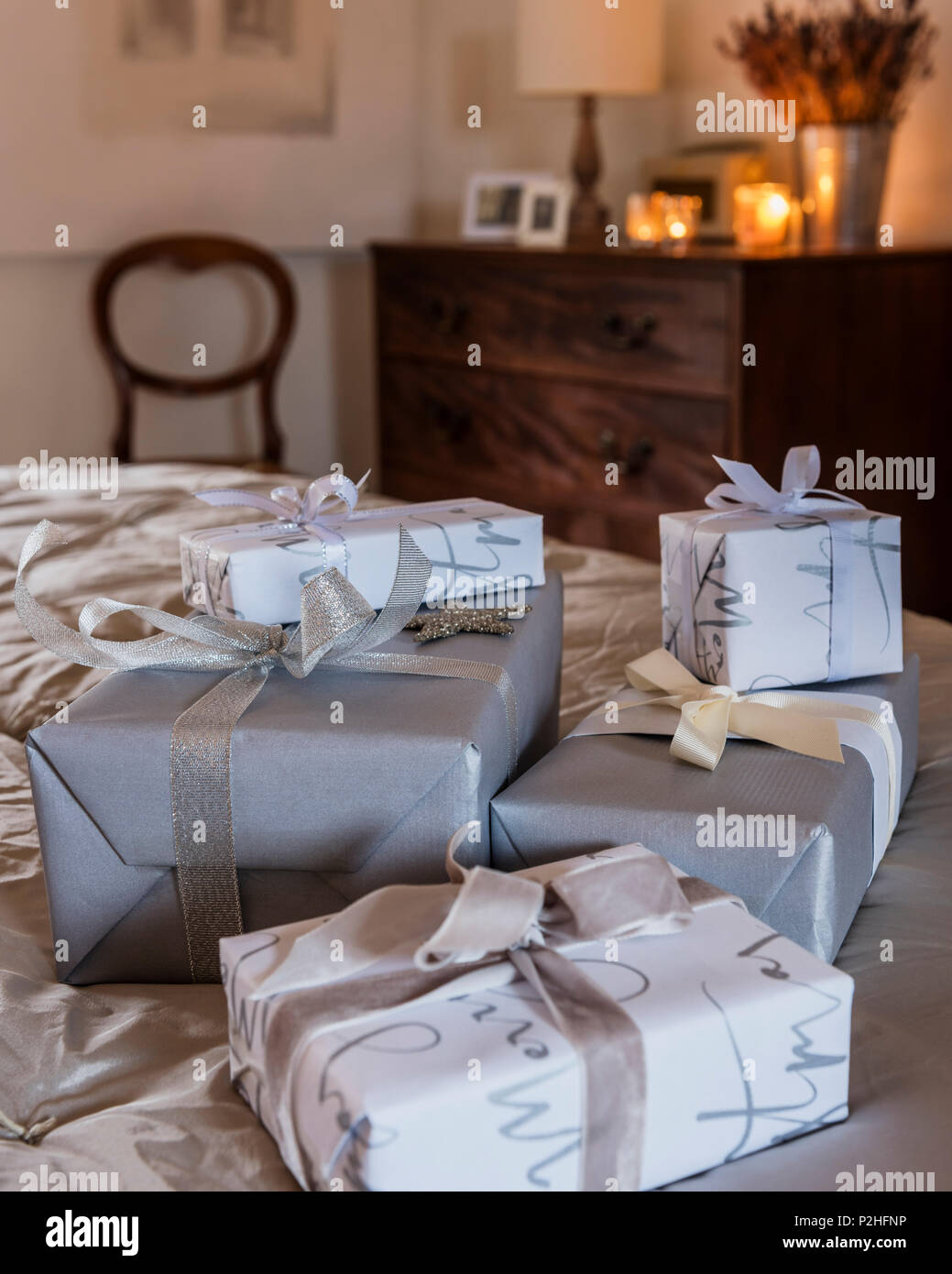 Dettaglio di accuratamente avvolto doni. La carta di avvolgimento dalla Compagnia Bianca Foto Stock