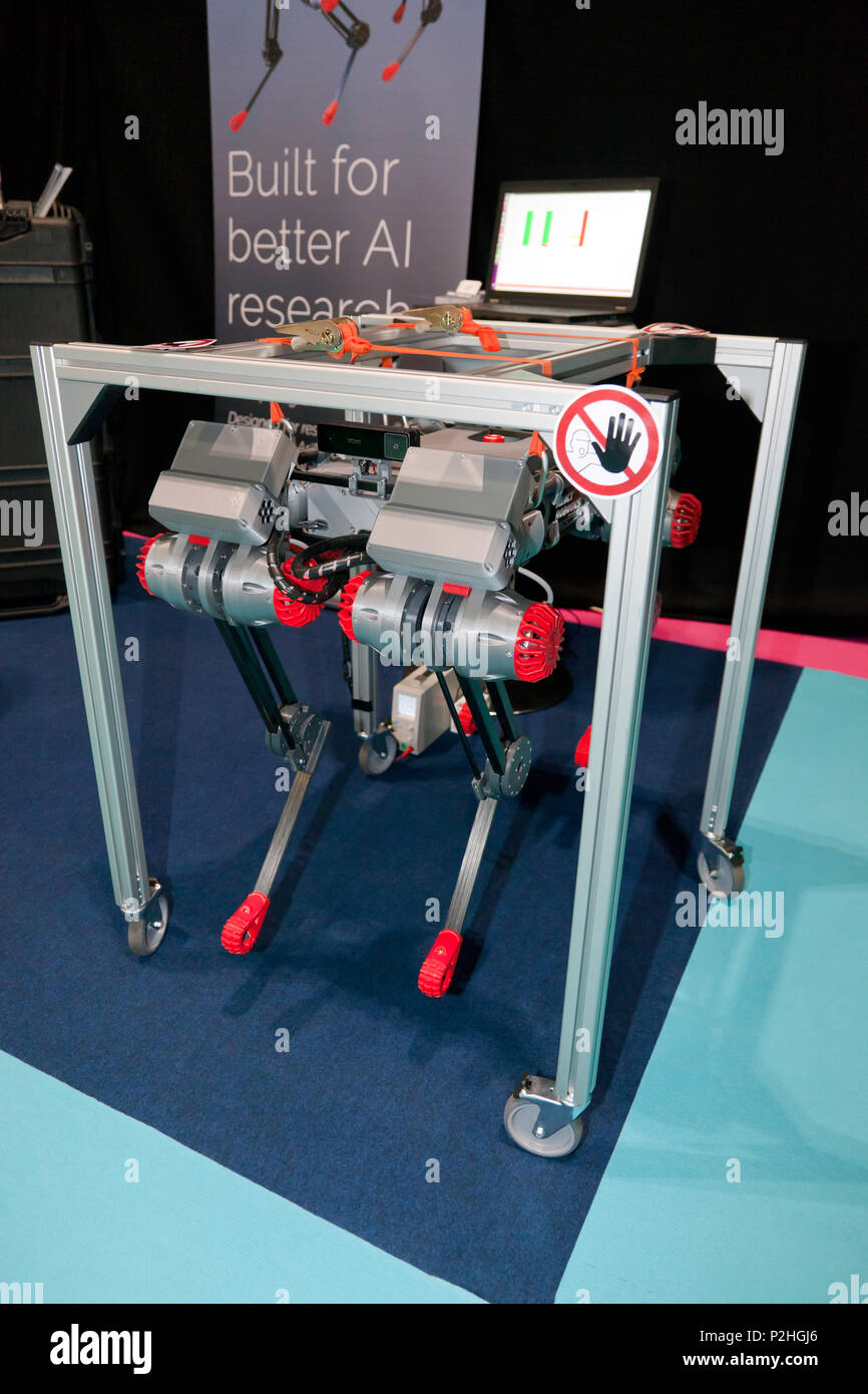 Reagire Robotics DogBot, progettato per i ricercatori di romanzo di test di intelligenza artificiale nel mondo fisico sul display in corrispondenza del vertice di intelligenza artificiale, Excel, London Foto Stock