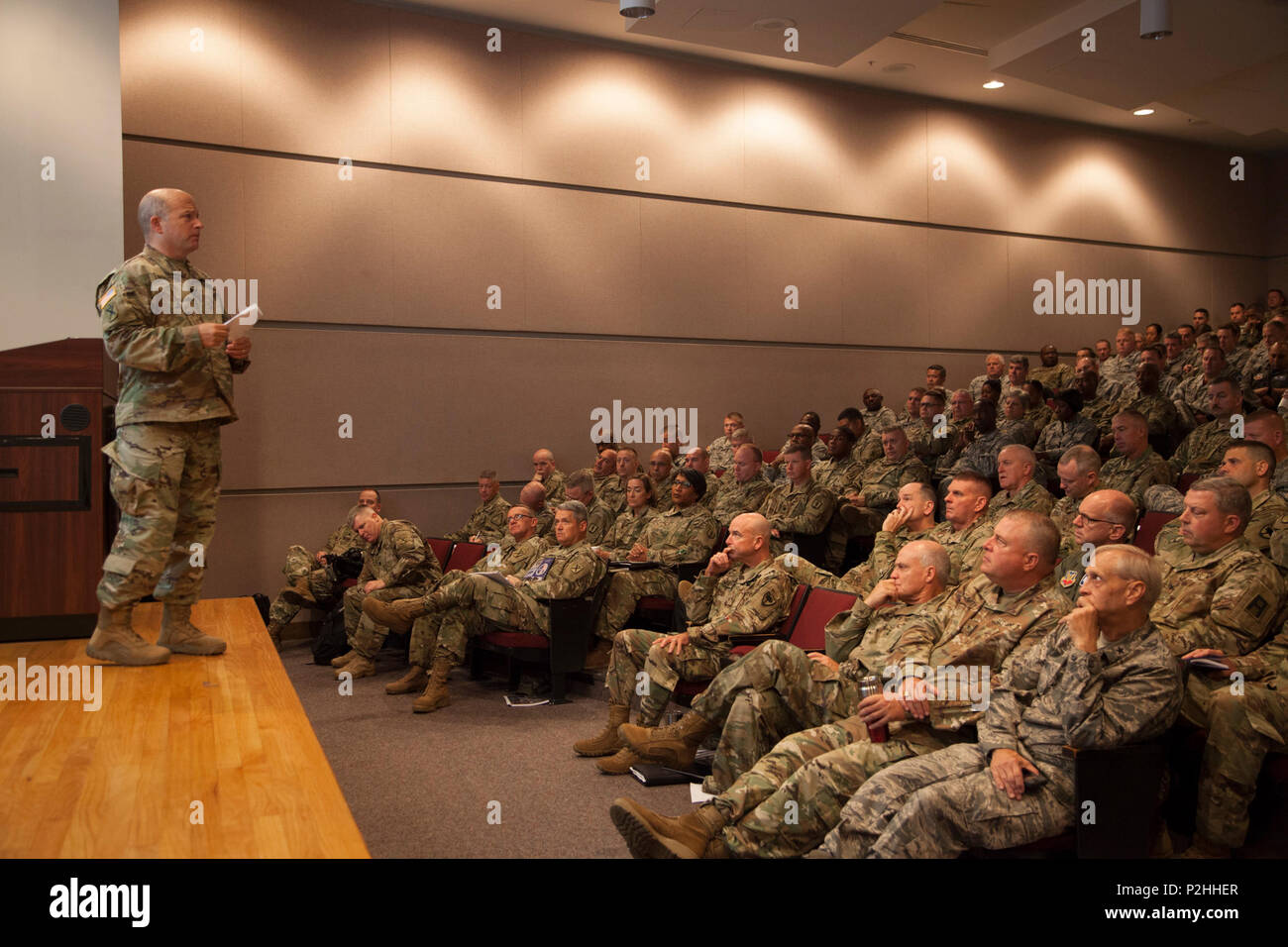 Stati Uniti Esercito il Mag. Gen. Robert E. Livingston, Jr., Aiutante Generale per la Carolina del Sud, offre le osservazioni di apertura la Carolina del Sud la Guardia Nazionale leader durante il TAG Leader della chiamata 16 al soldato istituto di supporto sulla Fort Jackson a Columbia nella Carolina del Sud, Sett. 24-25, 2016. L annuale Leader della chiamata è un forum per la Carolina del Sud la Guardia Nazionale leader di condividere i successi e le sfide, comunicare dubbi e problemi e fornire un feedback chiaro ai senior leadership. (U.S. Esercito nazionale Guard foto di Capt. Brian lepre) Foto Stock