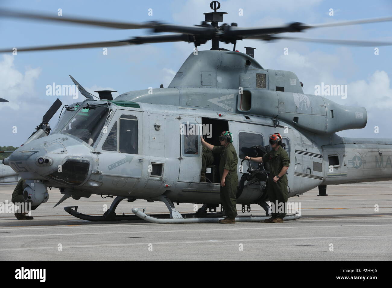 Stati Uniti Marines con Marine Attacco leggero elicottero Squadron (HMLA) 469, Marine Aircraft Group 39, terzo aeromobile Marina Wing, operare e mantenere UH-1Y Huey utility elicottero a Marine Corps Air Station Futenma, Sett. 28, 2016. La missione di HMLA-469 è di fornire utility supporto elicottero, vicino a supporto di fuoco, il fuoco supportano il coordinamento, la ricognizione aerea, di osservazione e di avanzamento controllo aria in antenna e terra operazioni escort durante la nave-shore movimento e successive operazioni a terra, durante expeditionary o comuni o di operazioni combinate. (U.S. Marine Corps photo by MCIPAC combattere C Foto Stock