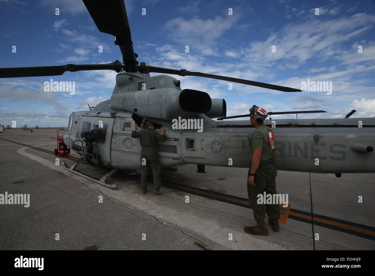 Stati Uniti Marines con Marine Attacco leggero elicottero Squadron (HMLA) 469, Marine Aircraft Group 39, terzo aeromobile Marina Wing, operare e mantenere UH-1Y Huey utility elicottero a Marine Corps Air Station Futenma, Sett. 28, 2016. La missione di HMLA-469 è di fornire utility supporto elicottero, vicino a supporto di fuoco, il fuoco supportano il coordinamento, la ricognizione aerea, di osservazione e di avanzamento controllo aria in antenna e terra operazioni escort durante la nave-shore movimento e successive operazioni a terra, durante expeditionary o comuni o di operazioni combinate. (U.S. Marine Corps photo by MCIPAC combattere C Foto Stock