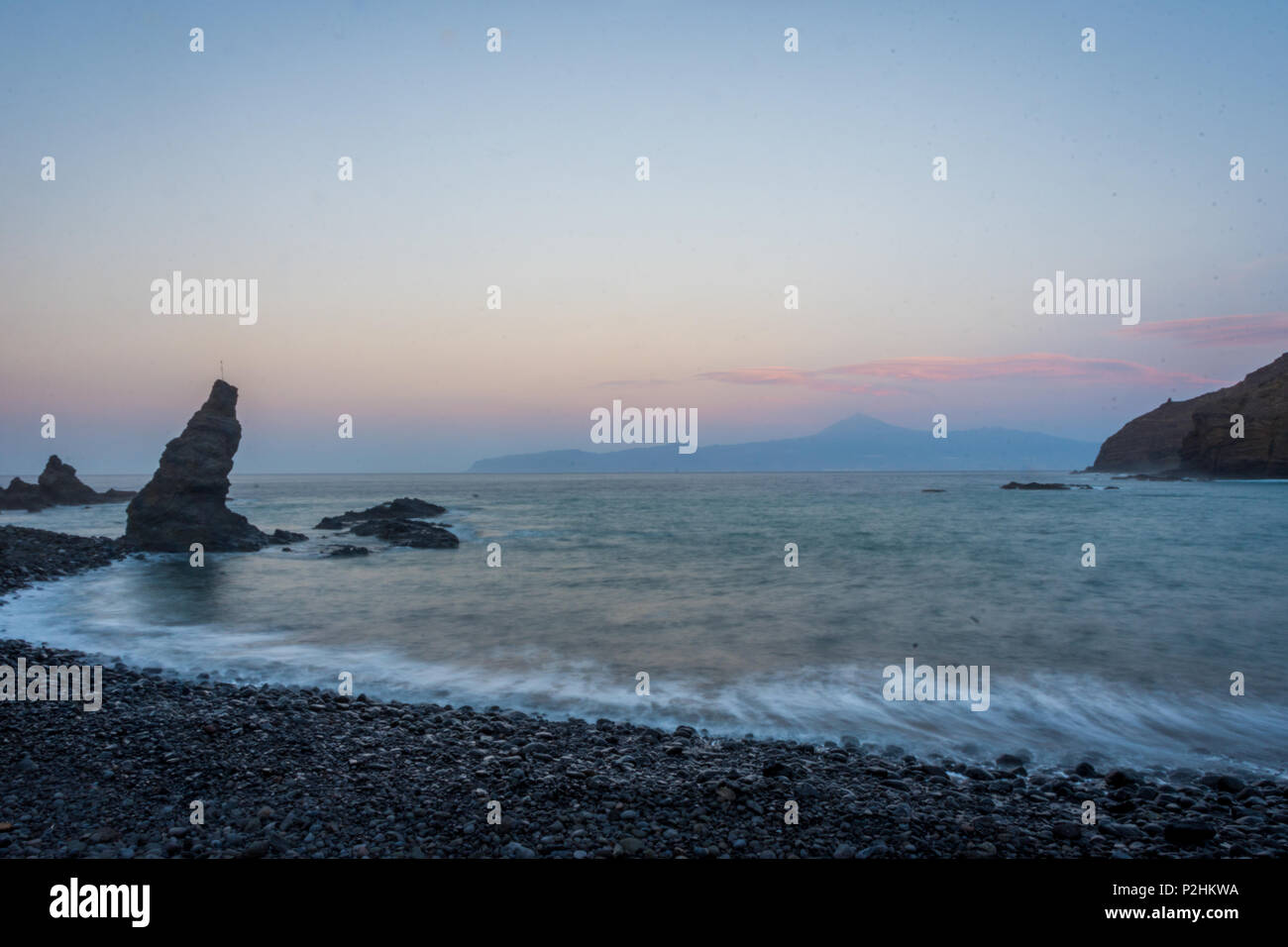 Spiaggia di Playa de Caleta nel crepuscolo con la vista del Teide e Tenerife, La Gomera, isole Canarie Foto Stock