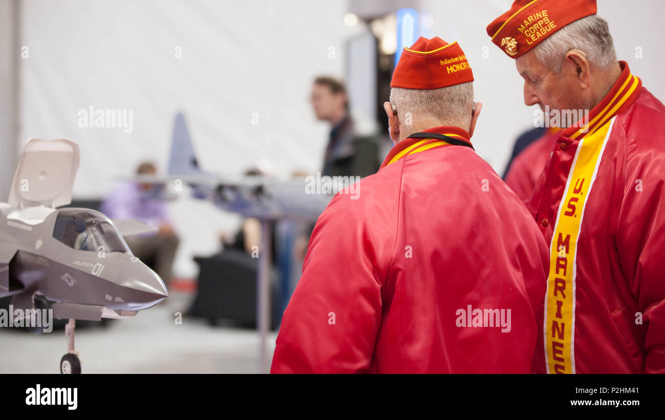 Membri del Marine Corps League guardare visualizza statica di modelli di aerei al giorno moderno Expo Marino sett. 28, 2016. Alla manifestazione partecipano una miriade di nuove e migliorate tecnologie che il Marine Corps combattimento Lab, Marine Corps Systems Command, programma Executive Office sistemi terrestri e contratta imprese sono in fase di sviluppo per il pubblico in generale. Il Marine Corps League è una congressionally chartered Marine Corps veterano dell'organizzazione. Foto Stock