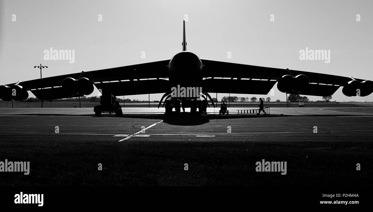 B-52H Stratofortress 61-007, aka Ghost Rider, siede nell'altra area di parcheggio al Minot Air Force Base, N.D., Sett. 27, 2016. Ghost Rider restituito a Minot dopo quasi otto anni presso il 309th aerospaziali e di manutenzione Gruppo di rigenerazione, aka cimitero, a Davis-Monthan AFB, Ariz. (U.S. Air Force foto/Airman 1. Classe J.T. Armstrong) Foto Stock