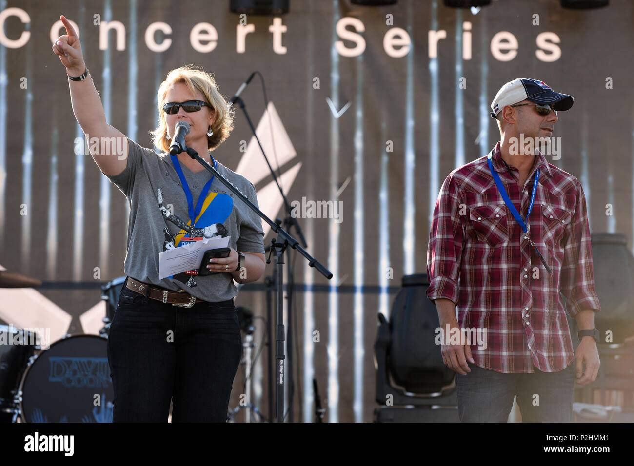 Col. DeAnna Burt, cinquantesimo Space Wing Commander, Chief Master Sgt. Giovanni Bentivegna, 50 comando SW chief, indirizzo il pubblico prima di David Cook in concerto a Schriever Air Force Base, Venerdì, Settembre 16, 2016. Questa è la prima volta nella base della storia che un attore ha tenuto un concerto presso l'installazione. (U.S. Air Force foto/Christopher DeWitt) Foto Stock